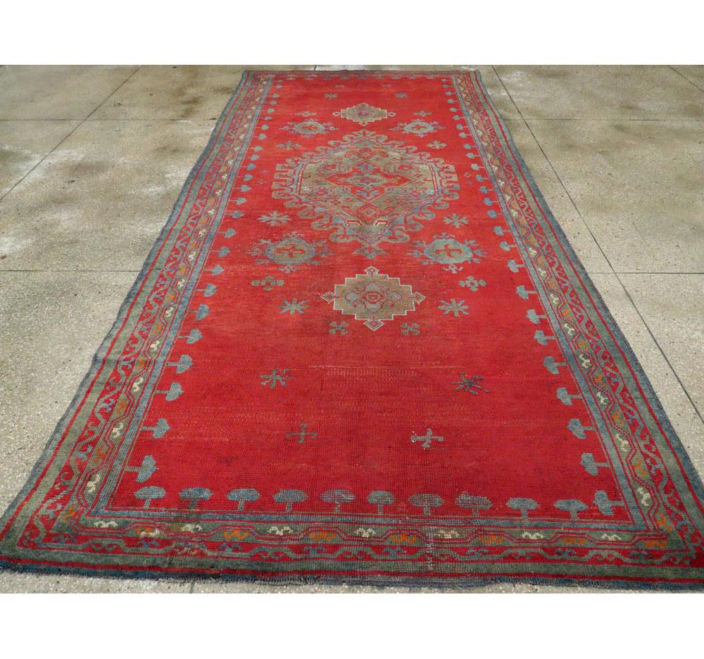 Early 20th Century Handmade Turkish Oushak Gallery Rug in Red In Excellent Condition For Sale In New York, NY