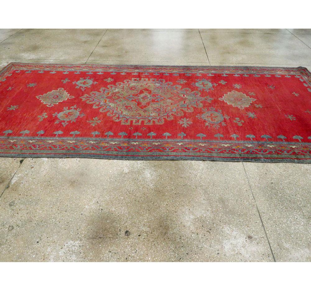 Early 20th Century Handmade Turkish Oushak Gallery Rug in Red For Sale 2