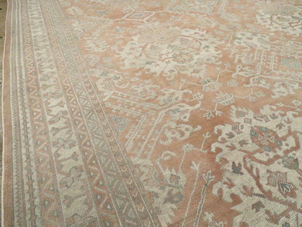 Handgefertigter türkischer Oushak-Teppich in Übergröße aus dem frühen 20. Jahrhundert (Türkisch) im Angebot