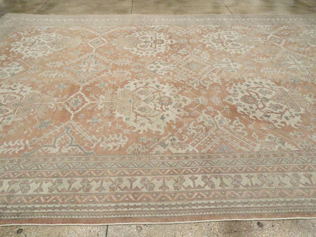 Handgefertigter türkischer Oushak-Teppich in Übergröße aus dem frühen 20. Jahrhundert (Handgeknüpft) im Angebot
