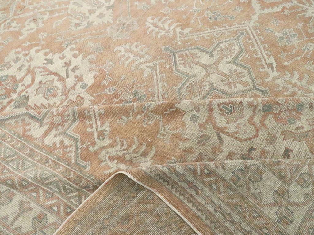 Handgefertigter türkischer Oushak-Teppich in Übergröße aus dem frühen 20. Jahrhundert (Wolle) im Angebot
