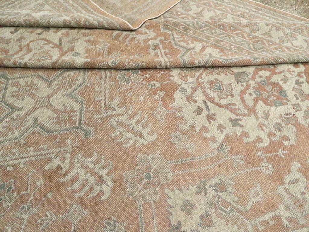 Handgefertigter türkischer Oushak-Teppich in Übergröße aus dem frühen 20. Jahrhundert im Angebot 1