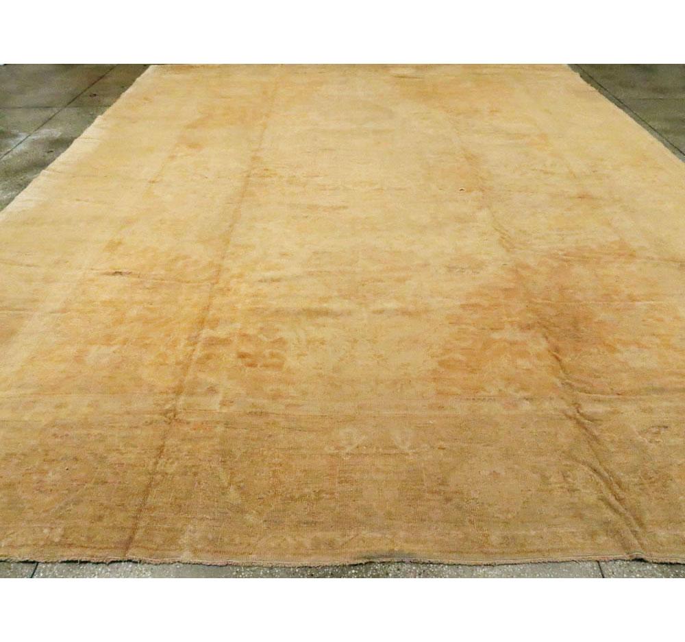 Early 20th Century Handmade Turkish Oushak Room Size Carpet in Gold and Beige In Good Condition For Sale In New York, NY