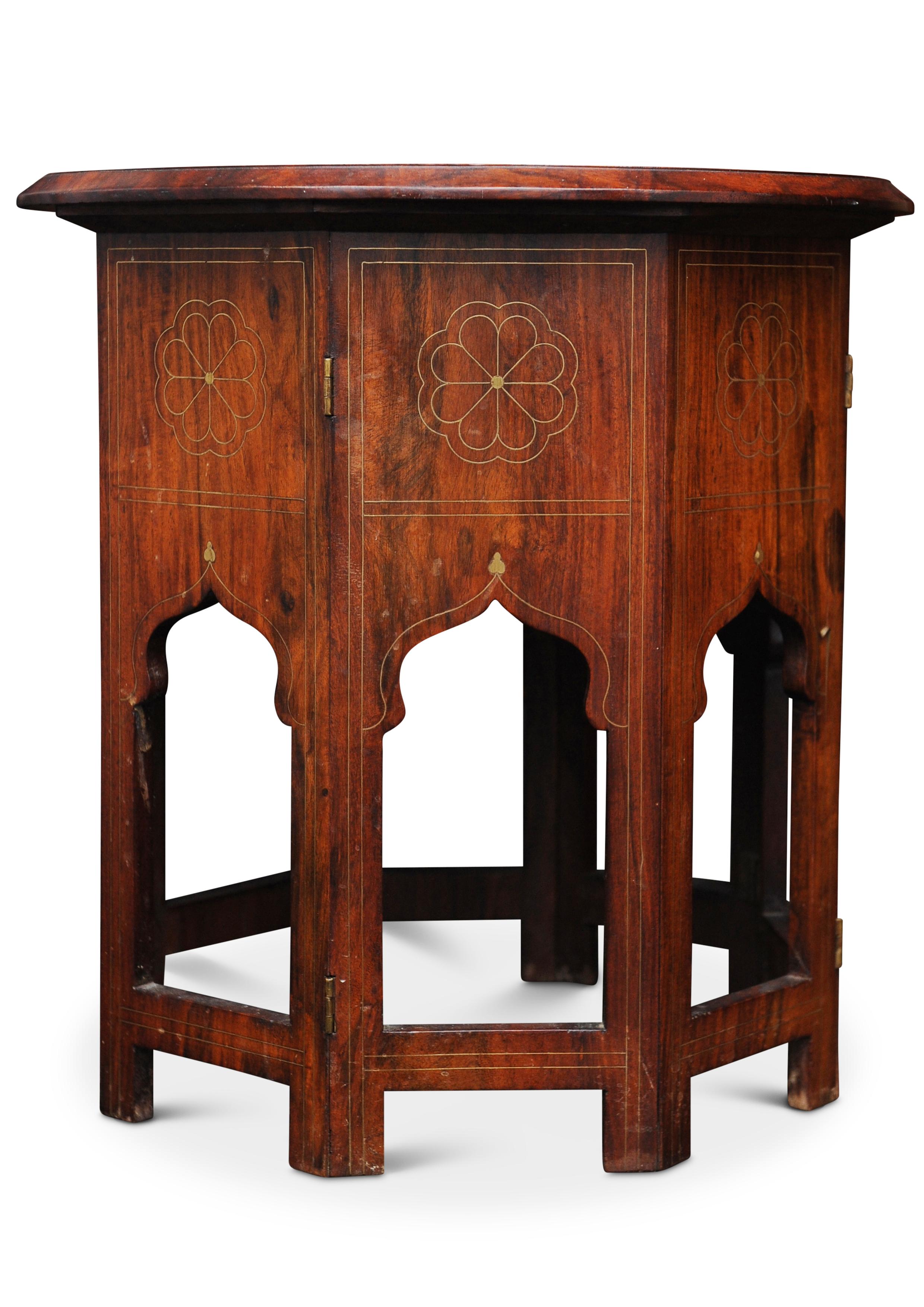 Seltene antike Liberty & Co. Getränke Beistelltisch Mittlerer Osten Maurisch Marokkanisch 

Runder Teetisch aus Hartholz vom Anfang des 20. Jahrhunderts, verziert mit Blumenornamenten aus Messing aus dem Nahen Osten, verkauft bei Liberty's.