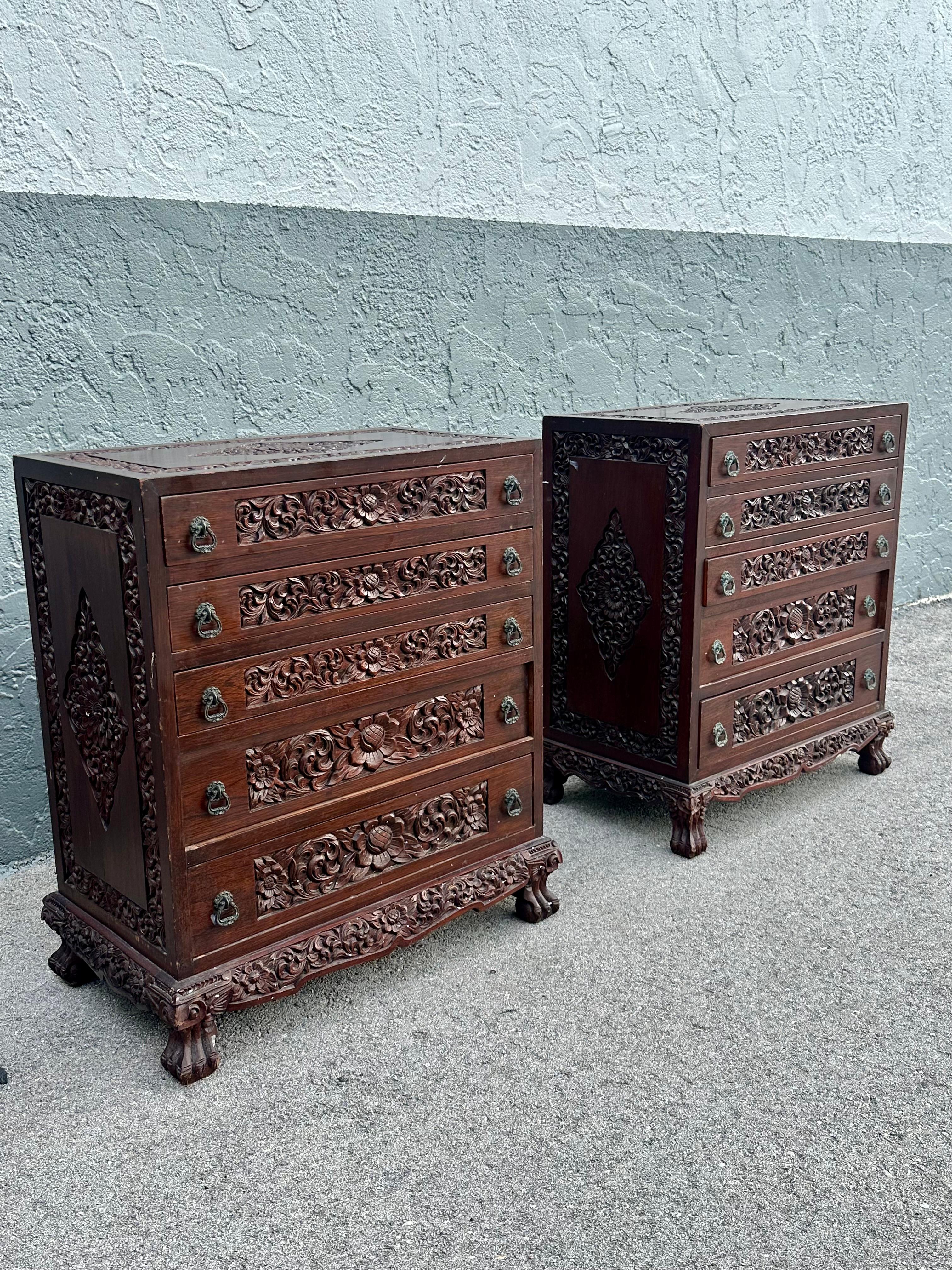 Legno Comodini indiani di grandi dimensioni in stile anglosassone, set di 2 pezzi, risalenti all'inizio del XX secolo. in vendita