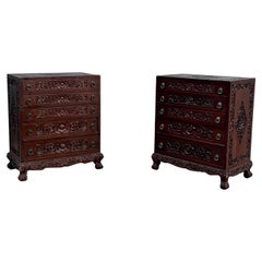 Lot de 2 tables de nuit de style anglo-indien du début du 20e siècle, fortement sculptées