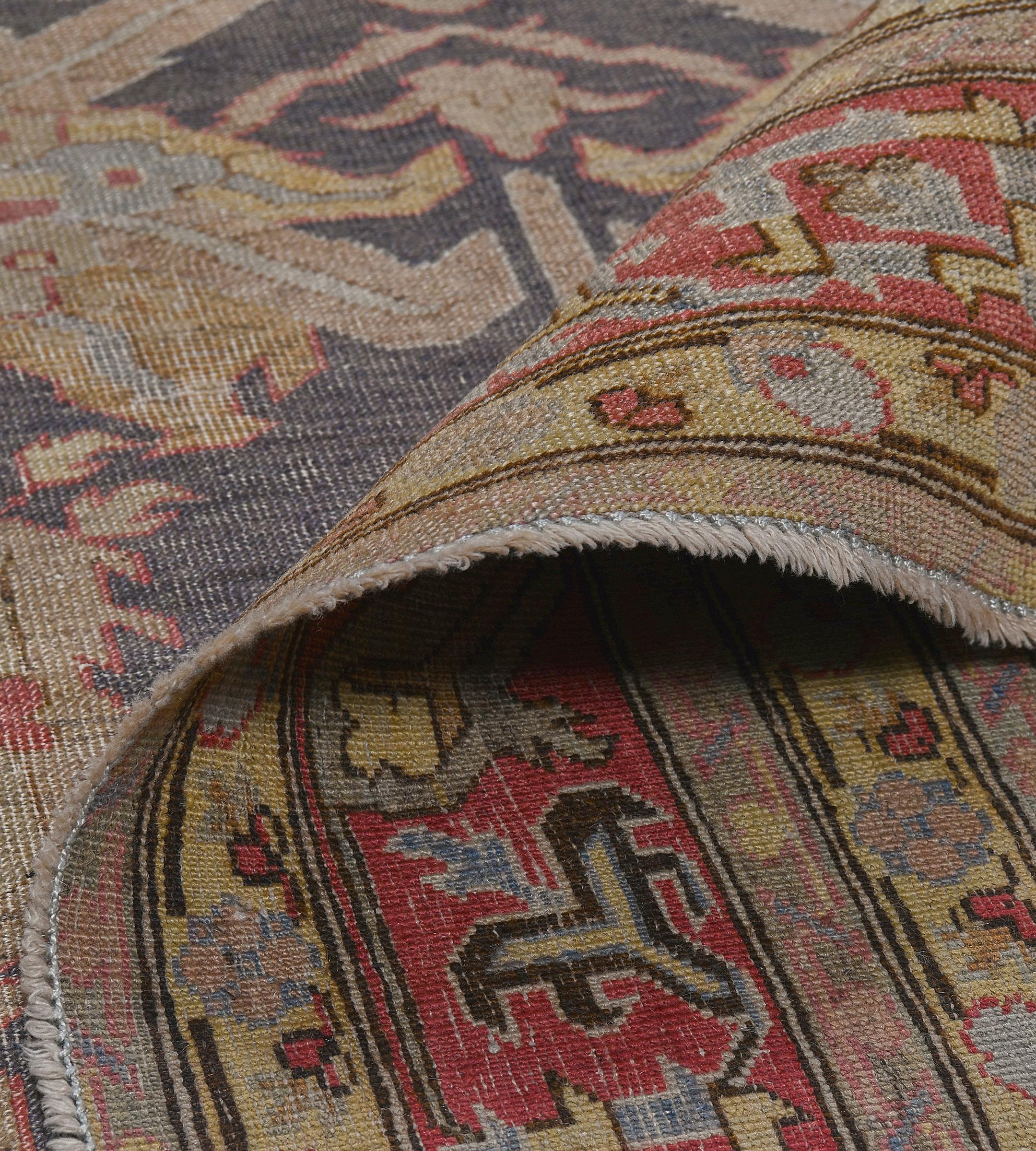 Early 20th Century Hereke Rug from West Anatolia For Sale 6