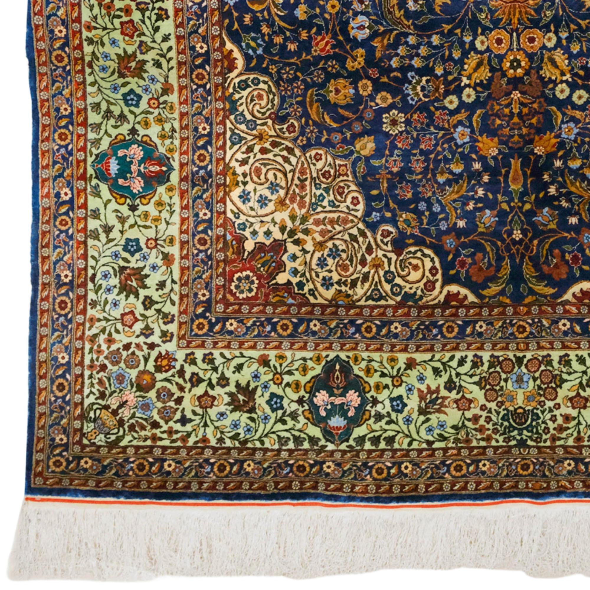 Una meraviglia della tessitura senza tempo Questo elegante tappeto Hereke in seta dell'inizio del XX secolo attira l'attenzione con la sua ricca tavolozza di colori e i suoi intricati motivi. I disegni del medaglione centrale e la lavorazione