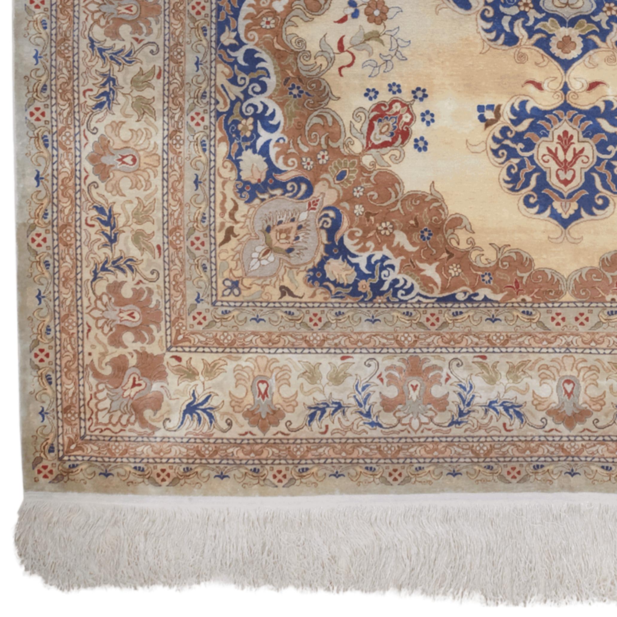 Une merveille de tissage intemporelle Cet élégant tapis ancien en soie Hereke du début du 20e siècle attire l'attention par sa riche palette de couleurs et ses motifs complexes. Les médaillons centraux et les bordures détaillées reflètent les