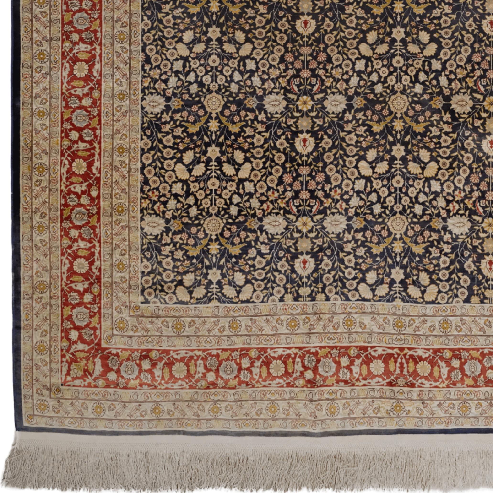 Tapis en soie Hereke - Début du 20e siècle

Cet exquis tapis Hereke, tissé au début du XXe siècle, est un exemple raffiné de la tradition de tissage des palais ottomans. Entièrement réalisé en soie, il reflète une exécution magistrale et une finesse
