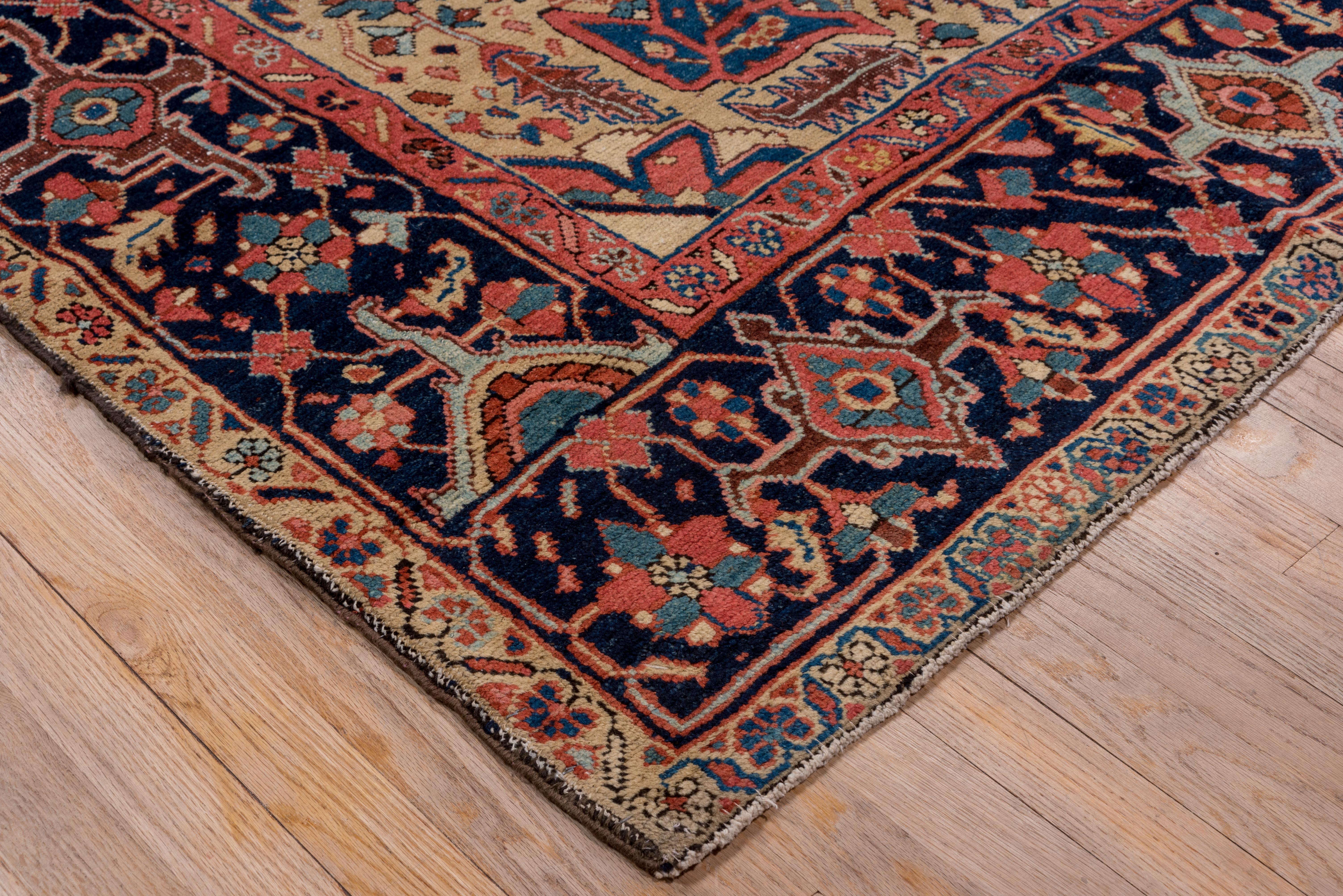 Early 20th Century Heriz Carpet In Good Condition For Sale In New York, NY