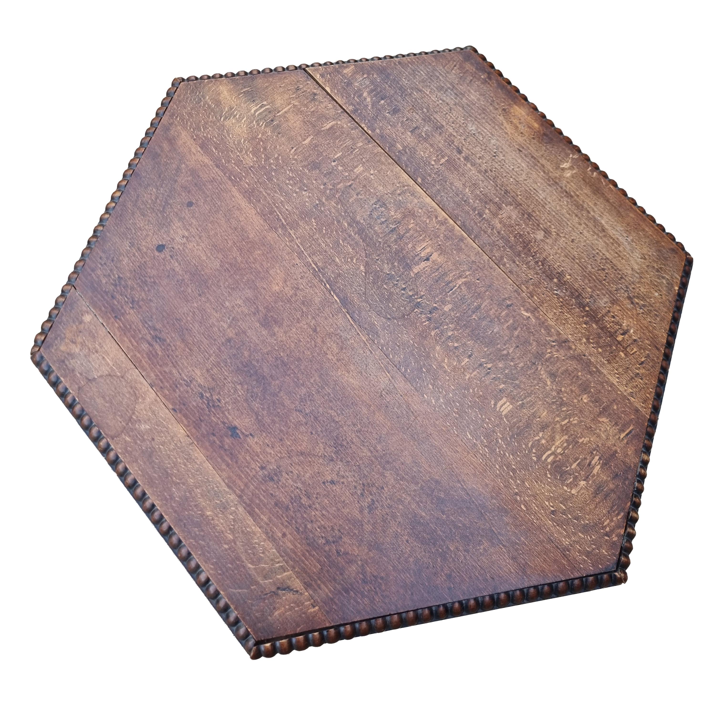 Early 20th-Century Hexagonal Oak Side Table with Bobbin (Spool) Legs & Beaded Ed In Good Condition For Sale In Boven Leeuwen, NL