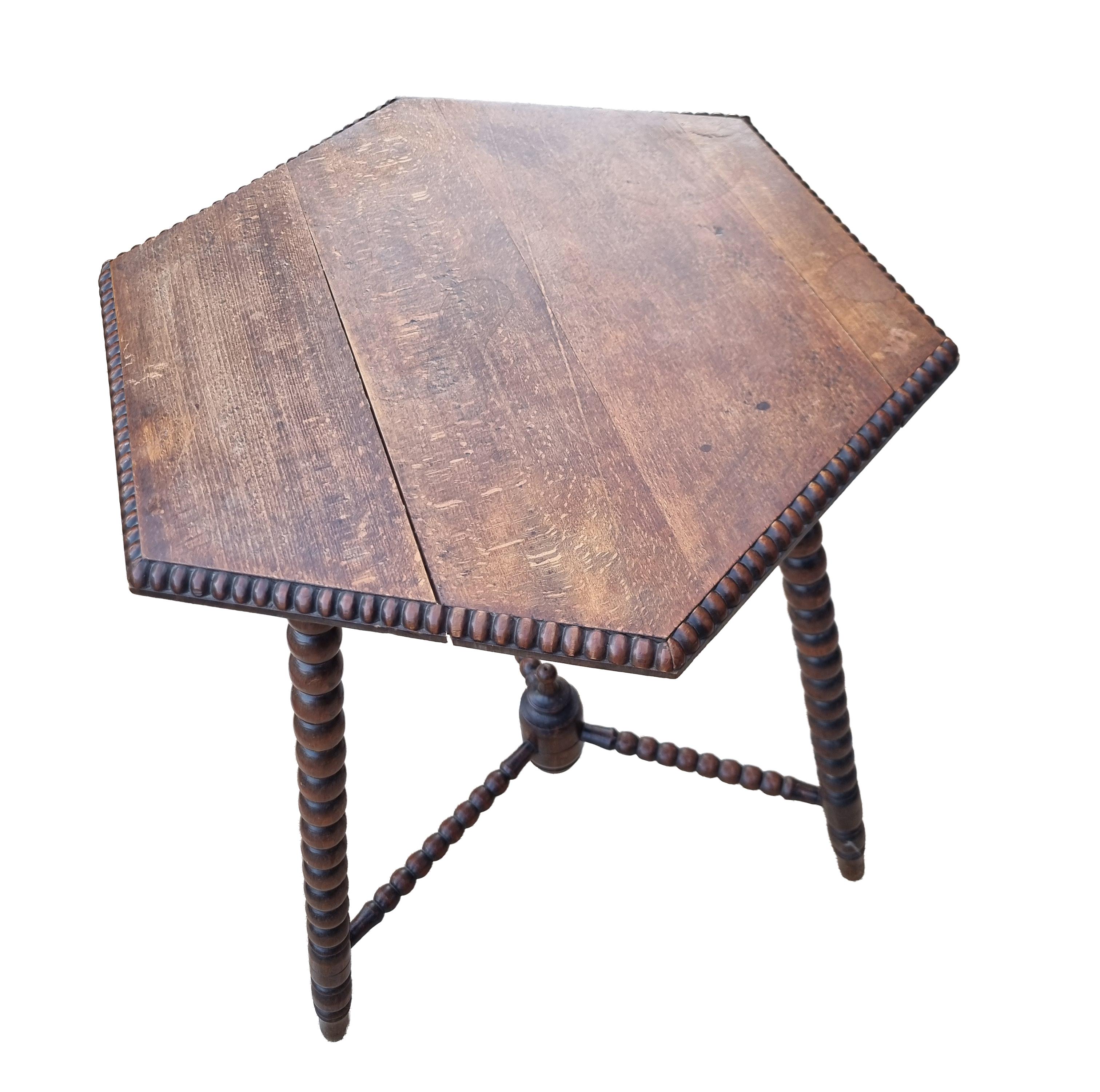 Early 20th-Century Hexagonal Oak Side Table with Bobbin (Spool) Legs & Beaded Ed For Sale 1