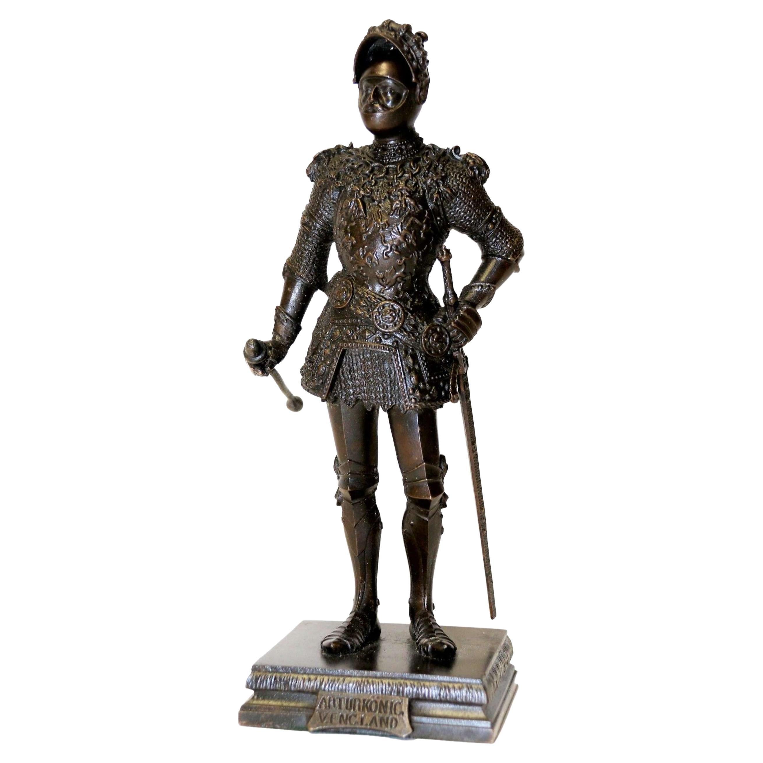 Hochdetaillierte Bronzestudie von König Arthur in verschnörkelter Rüstung aus dem frühen 20. Jahrhundert im Angebot