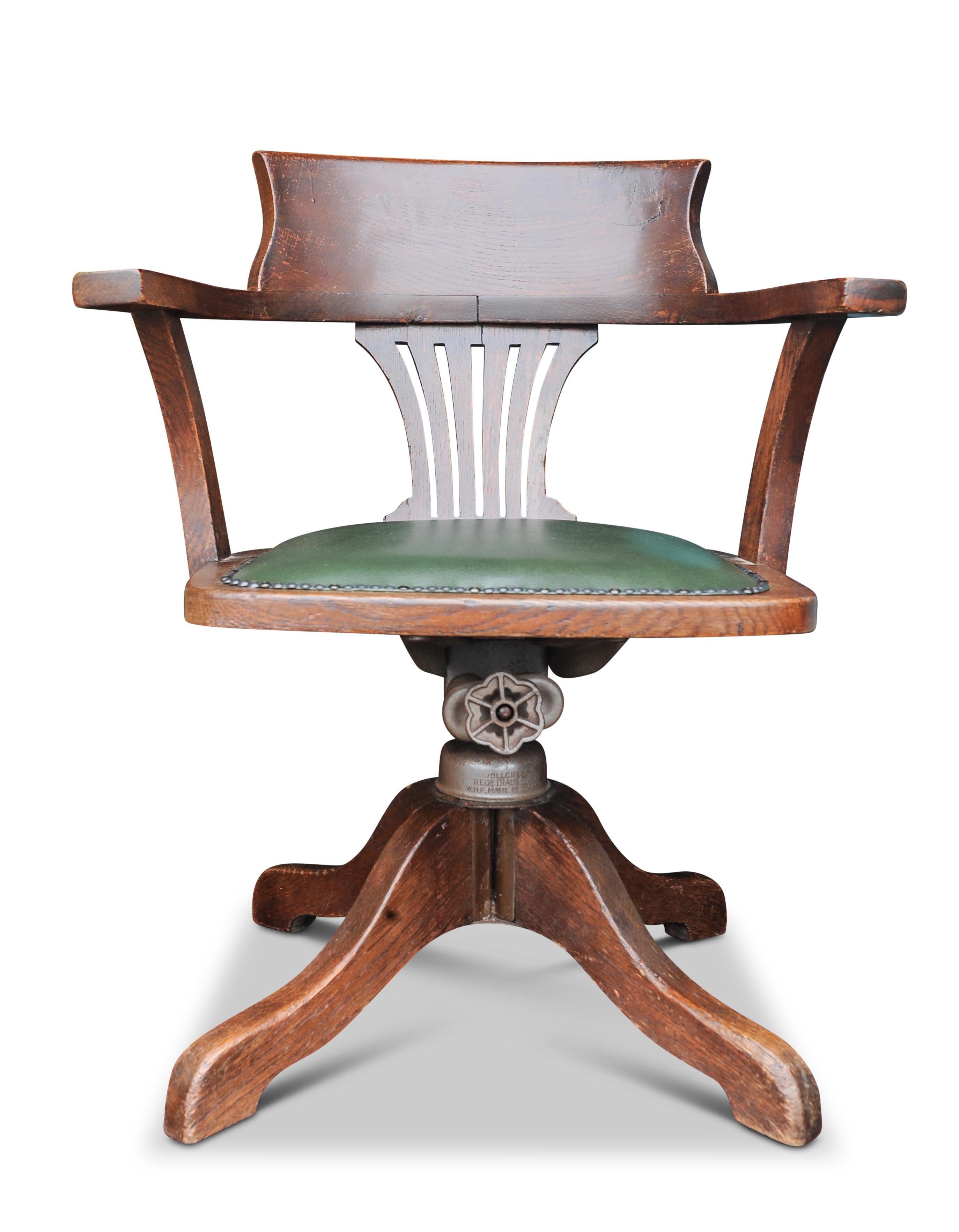 Stuhl 2025 2 HC 

Anfang des 20. Jahrhunderts Hillcrest Oak Rail Revolving Desk Chair mit poliertem Racing Green Leder Sitz mit Messing Nieten beendet 

British Made von der geschätzten Stuhlmarke Hillcrest 

Zusätzliche Abmessungen
Höhe bis Sitz