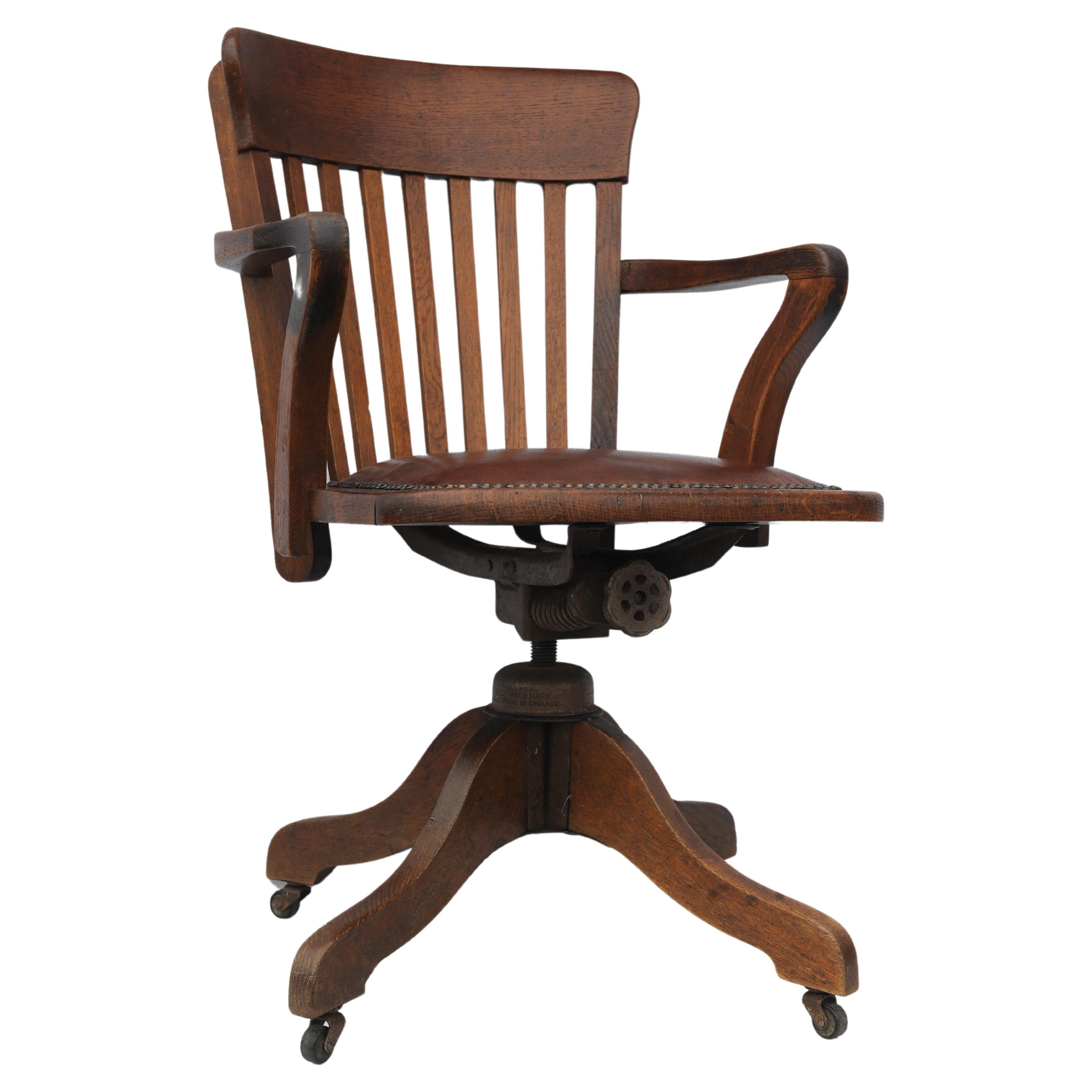 Édouardien Chaise de bureau tournante en cuir à dossier en chêne Oak du début du 20e siècle en vente