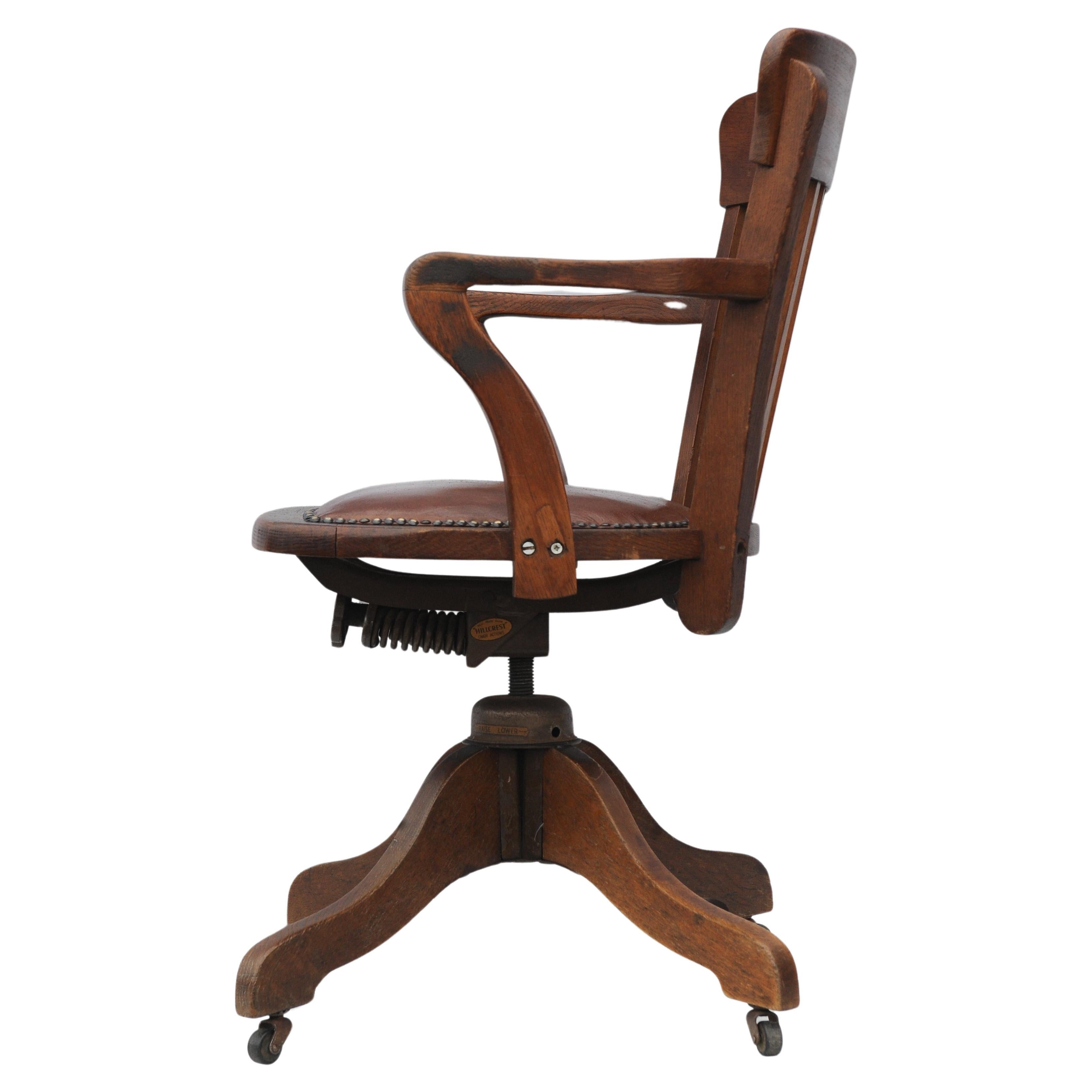Britannique Chaise de bureau tournante en cuir à dossier en chêne Oak du début du 20e siècle en vente