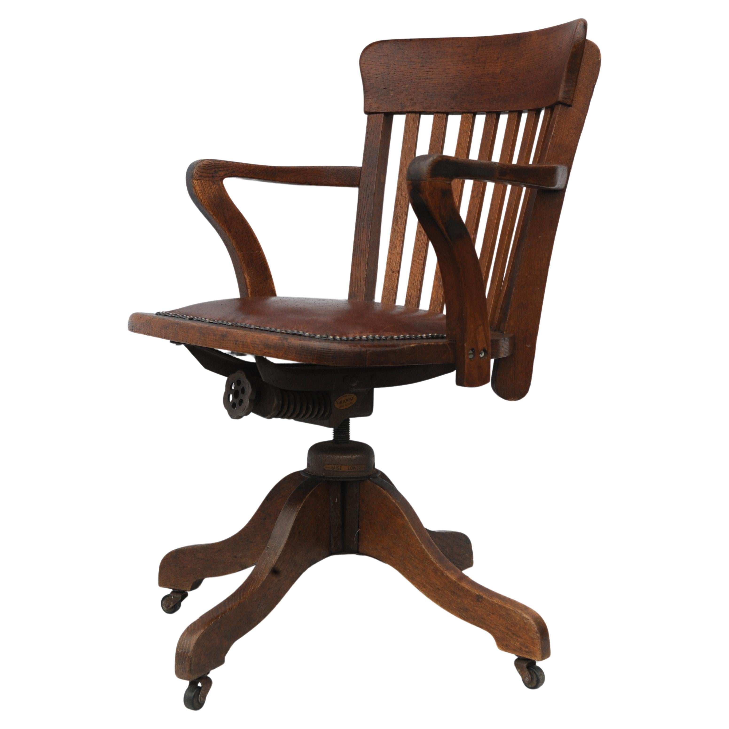 Chaise de bureau tournante en cuir à dossier en chêne Oak du début du 20e siècle Bon état - En vente à High Wycombe, GB