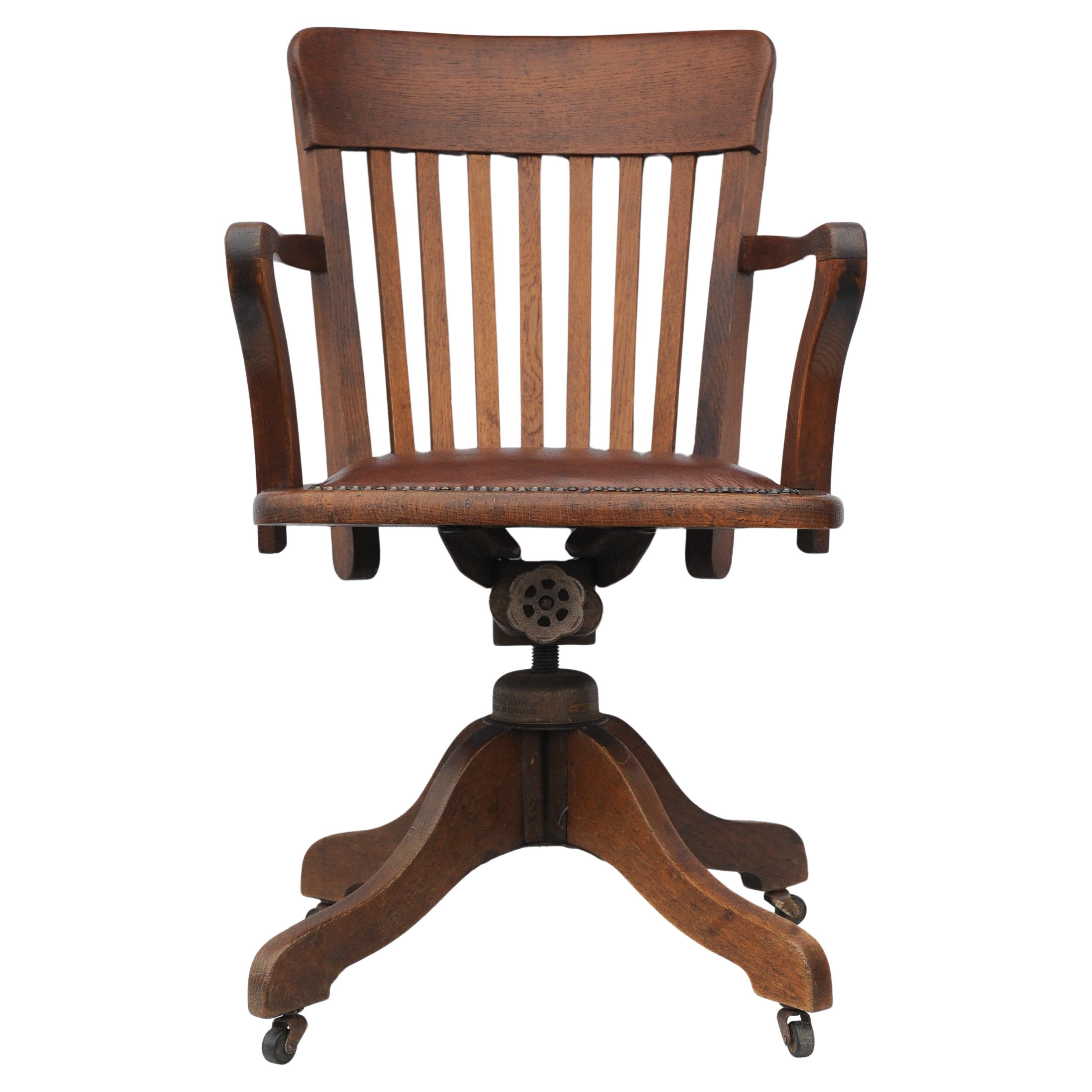 20ième siècle Chaise de bureau tournante en cuir à dossier en chêne Oak du début du 20e siècle en vente