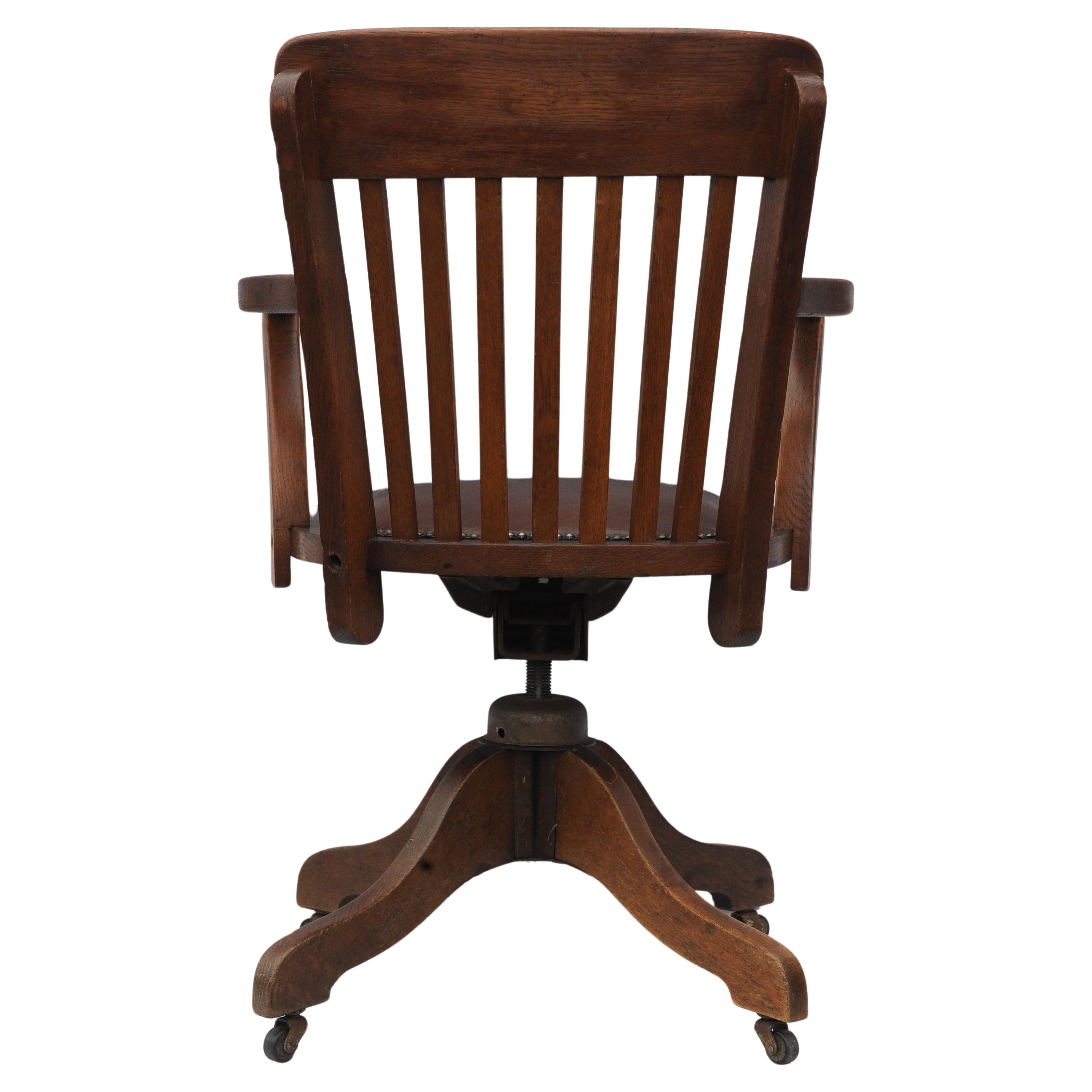Chaise de bureau tournante en cuir à dossier en chêne Oak du début du 20e siècle en vente 1