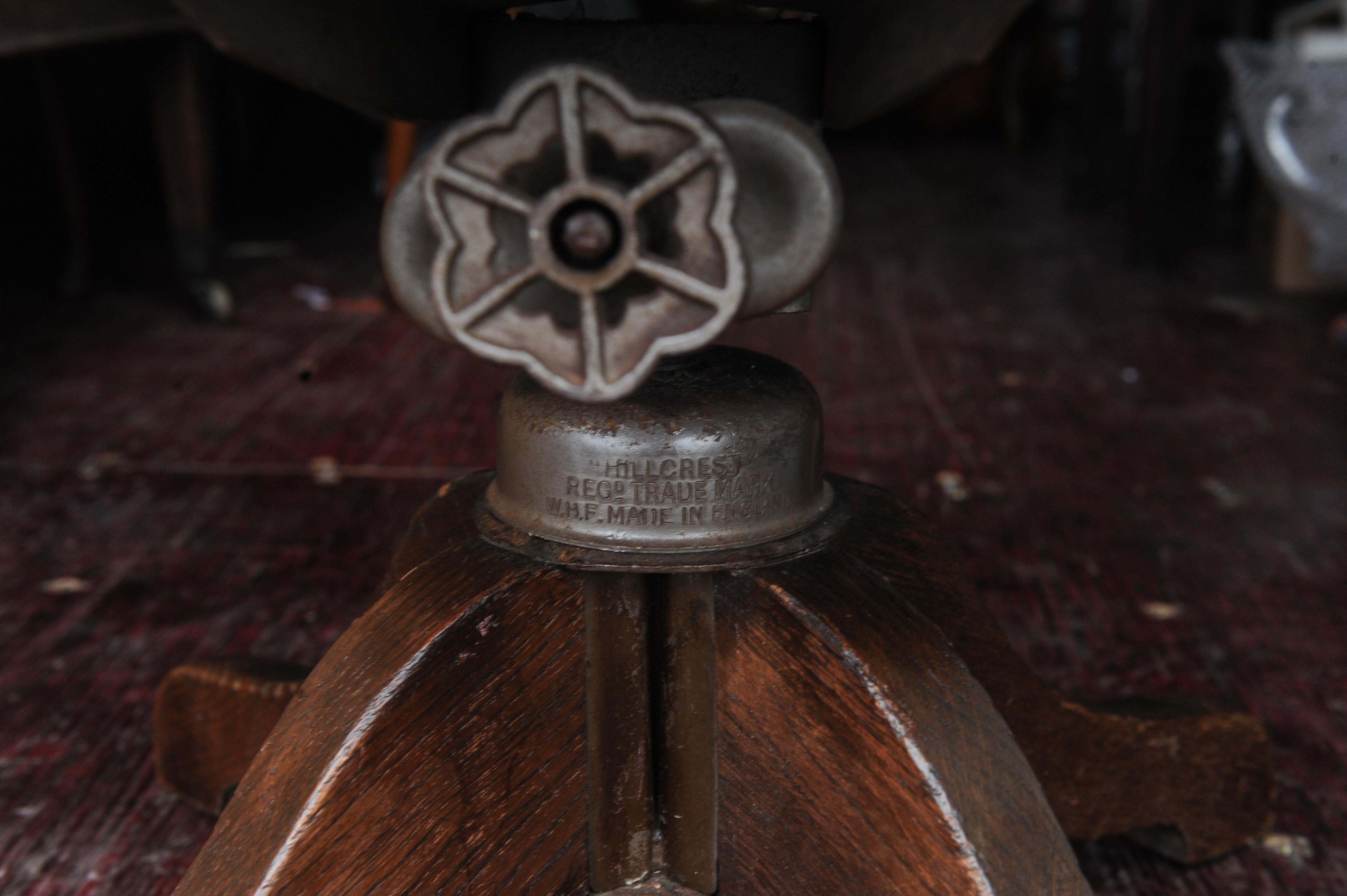 Early 20th Century Hillcrest Oak Rail Back Leather Revolving Desk Chair For Sale 2