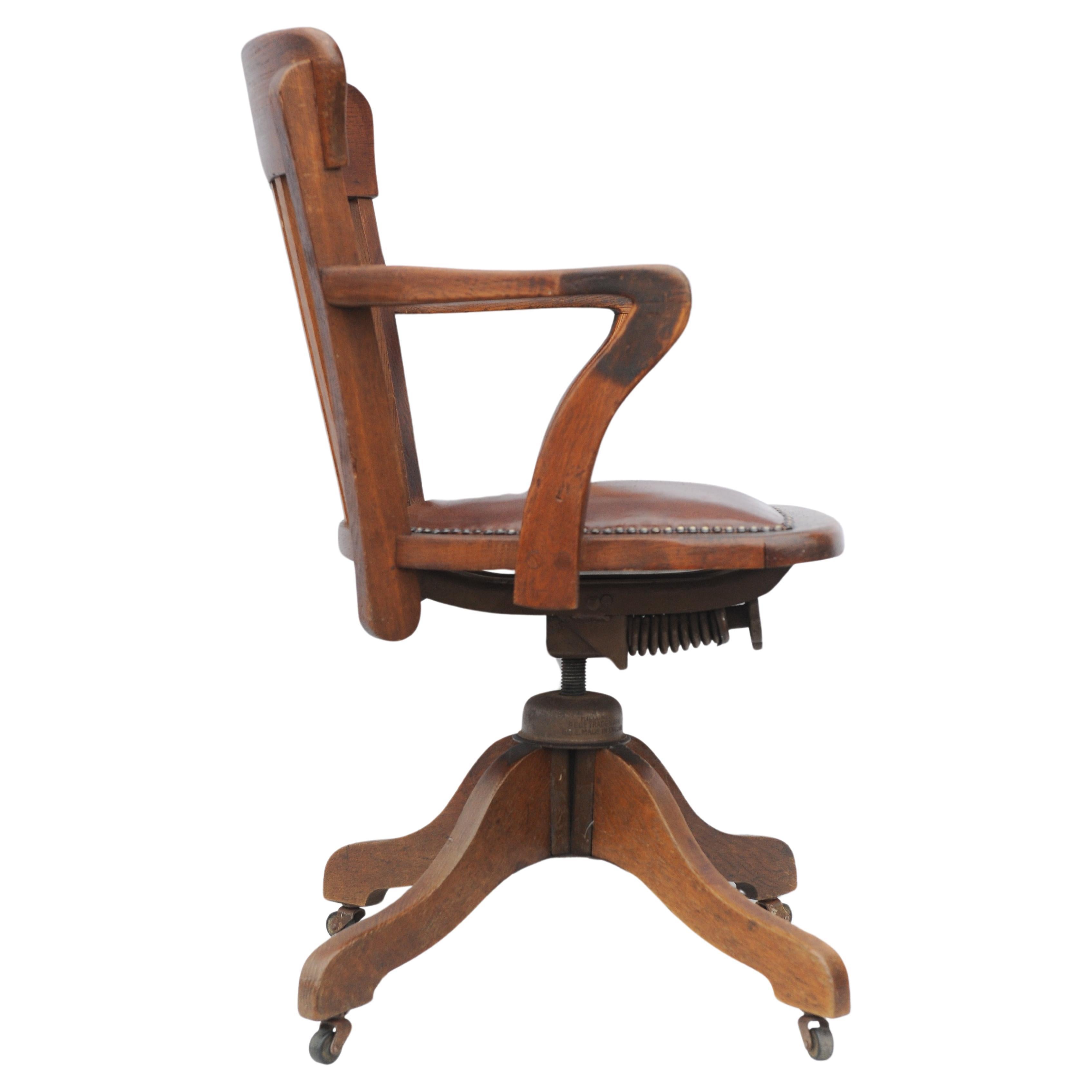 Chaise de bureau tournante en cuir à dossier en chêne Oak du début du 20e siècle en vente 2