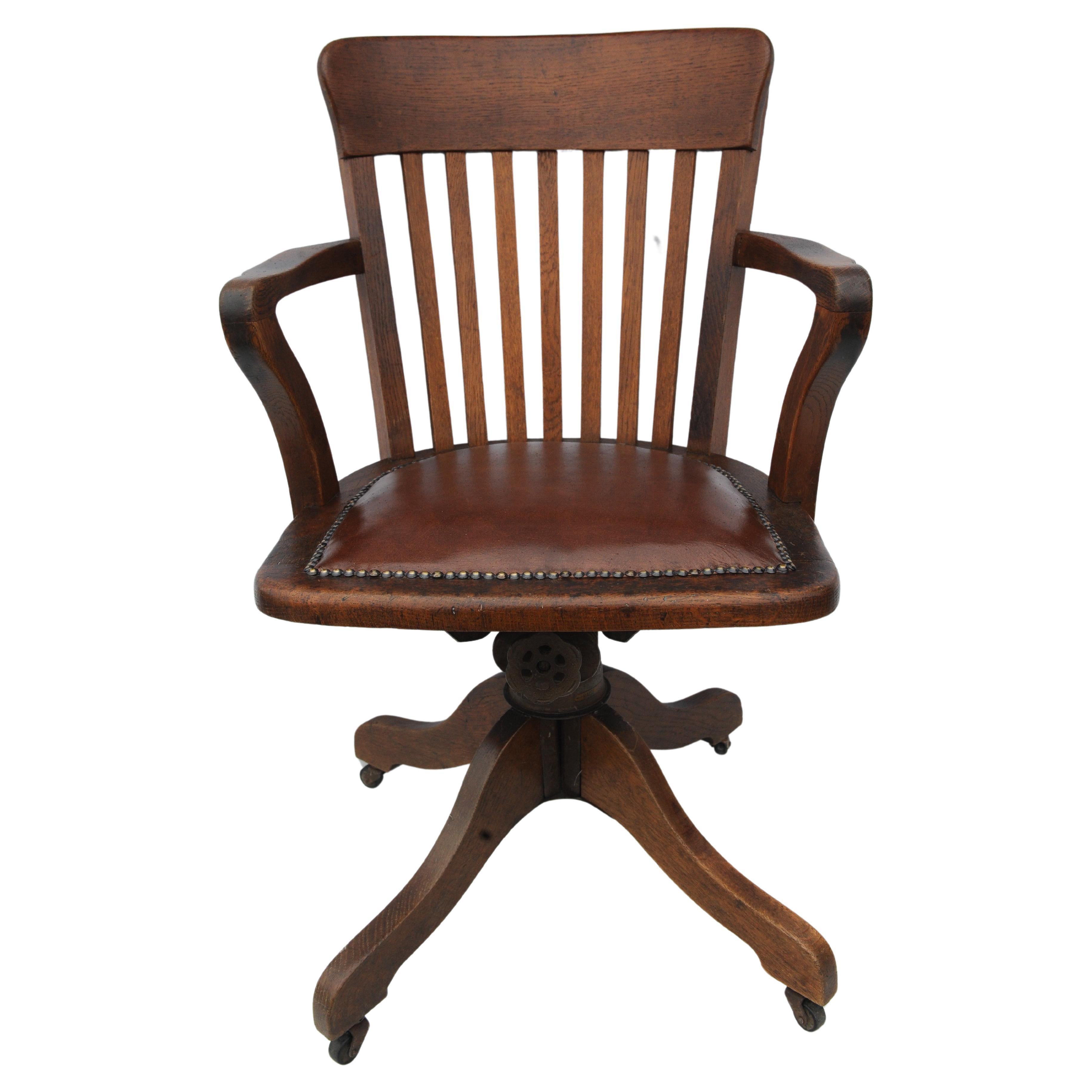 Chaise de bureau tournante en cuir à dossier en chêne Oak du début du 20e siècle en vente