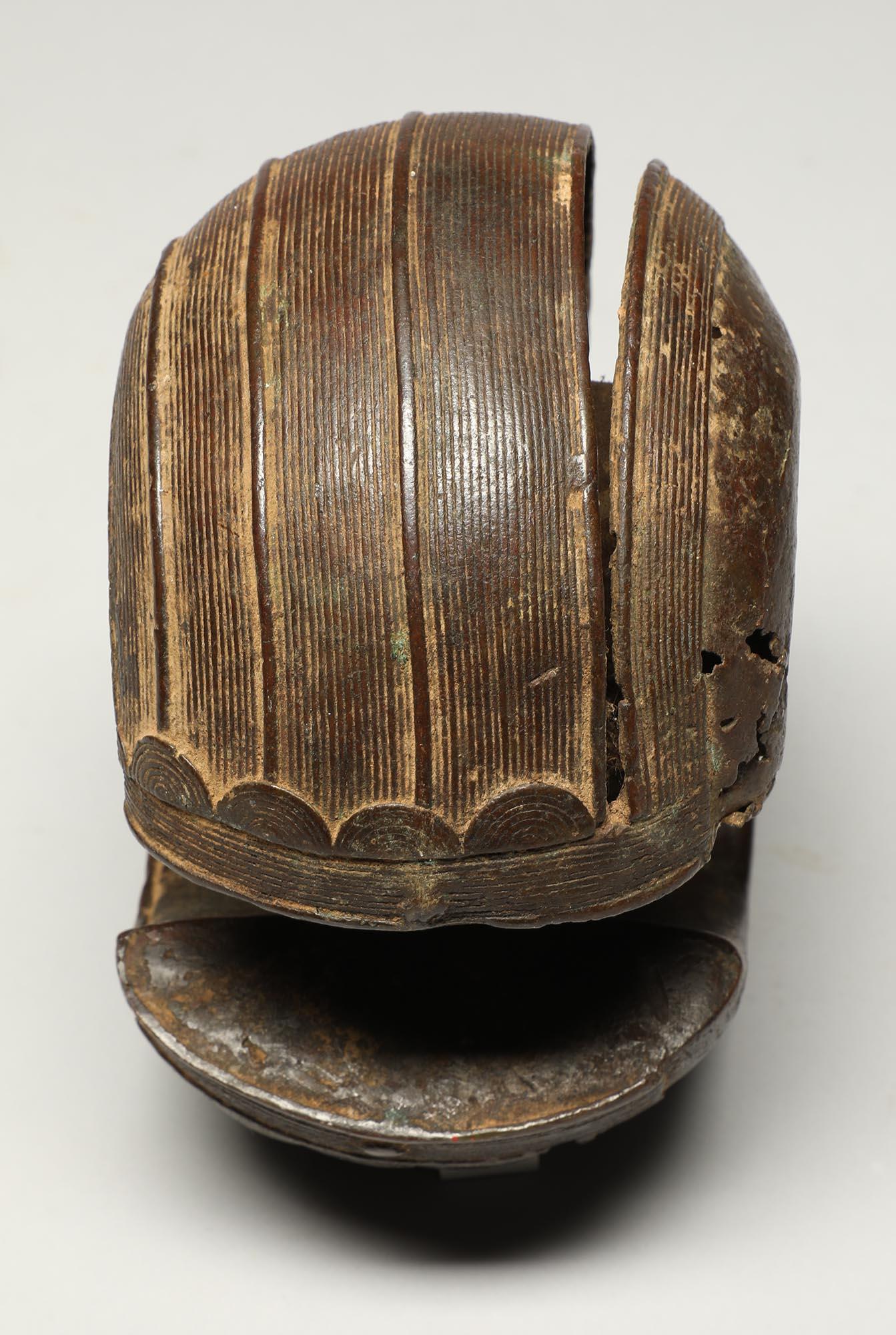 Armreif aus Bronze-Hohlguss vom Ende des 19. bis Anfang des 20. Jahrhunderts aus Baule an der Elfenbeinküste. Schönes gegossenes geometrisches Muster außen, innen glatt vom Verschleiß. Abgerundete Volumen mit subtilen feinen Linien und Formen im