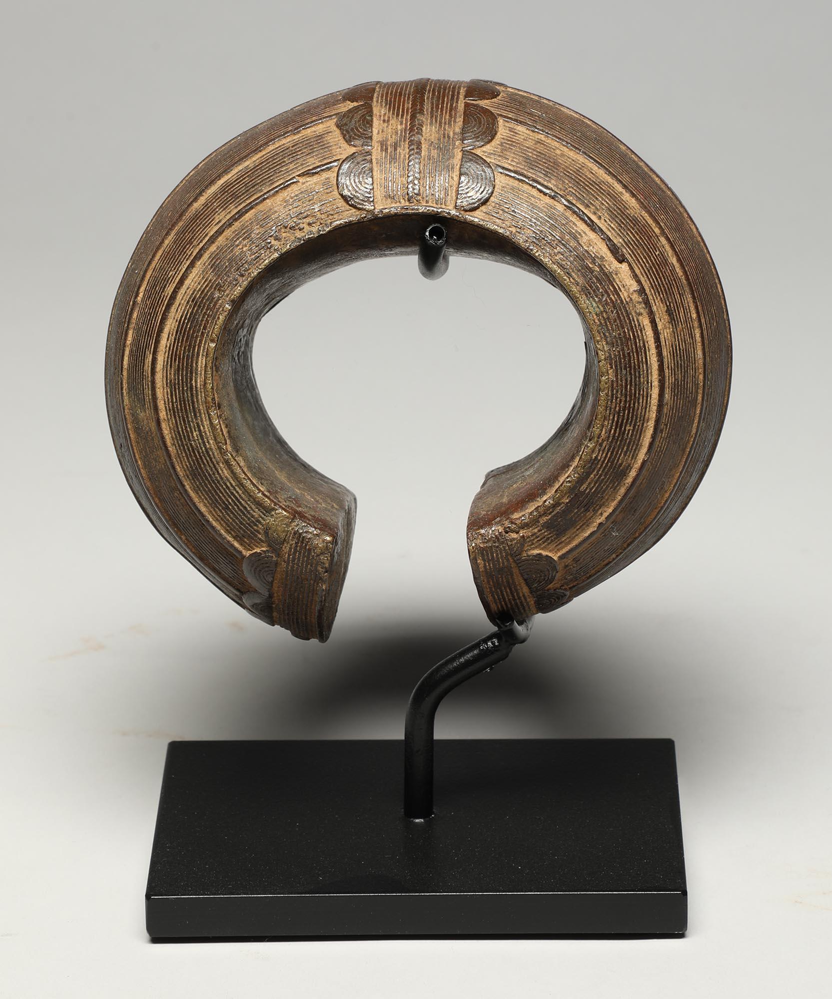 Frühes 20. Jahrhundert Hohlfass-Armband aus fein gegossener Bronze in klassischer Skulpturform (Elfenbeinküste)