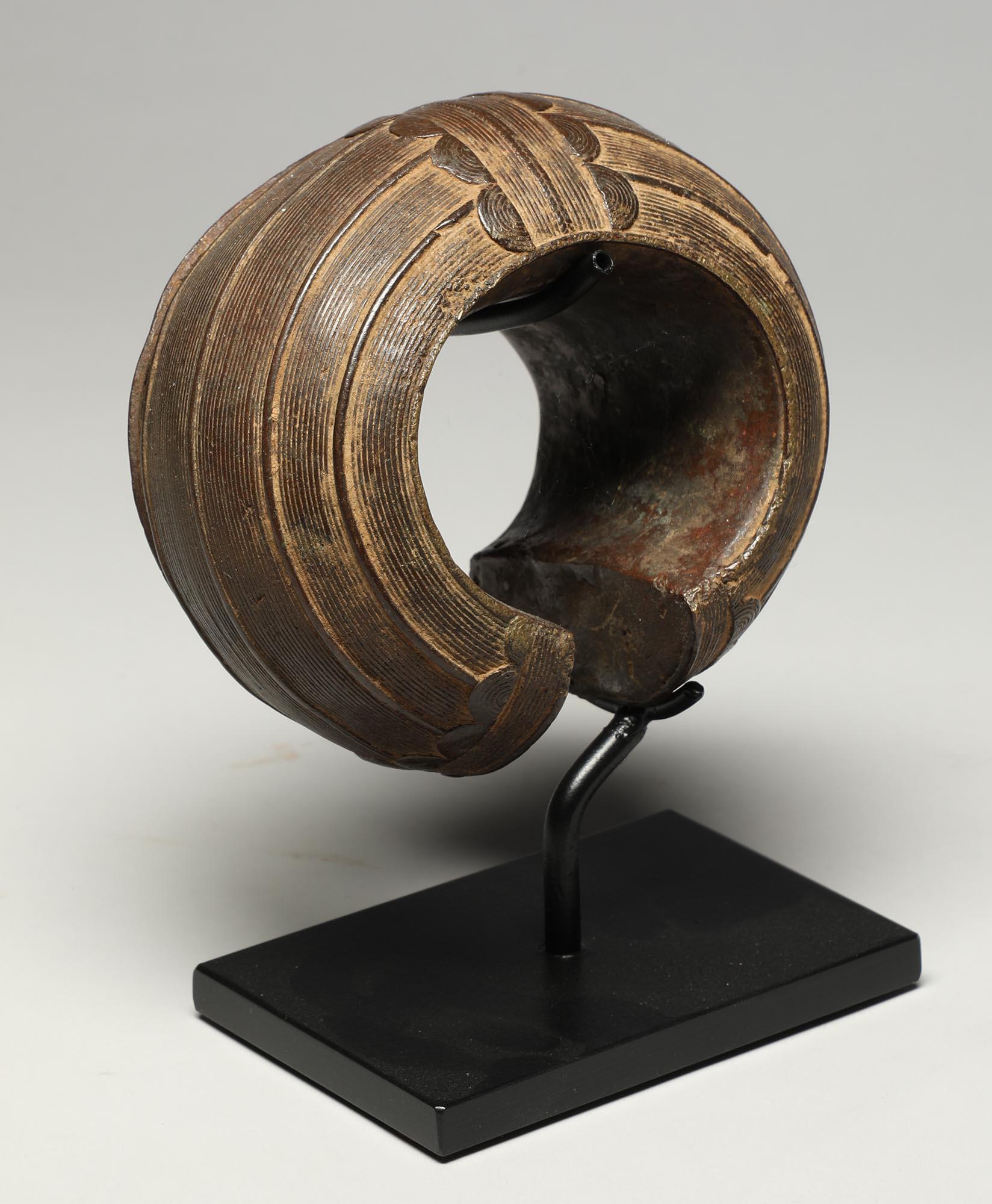 Frühes 20. Jahrhundert Hohlfass-Armband aus fein gegossener Bronze in klassischer Skulpturform im Zustand „Relativ gut“ in Point Richmond, CA