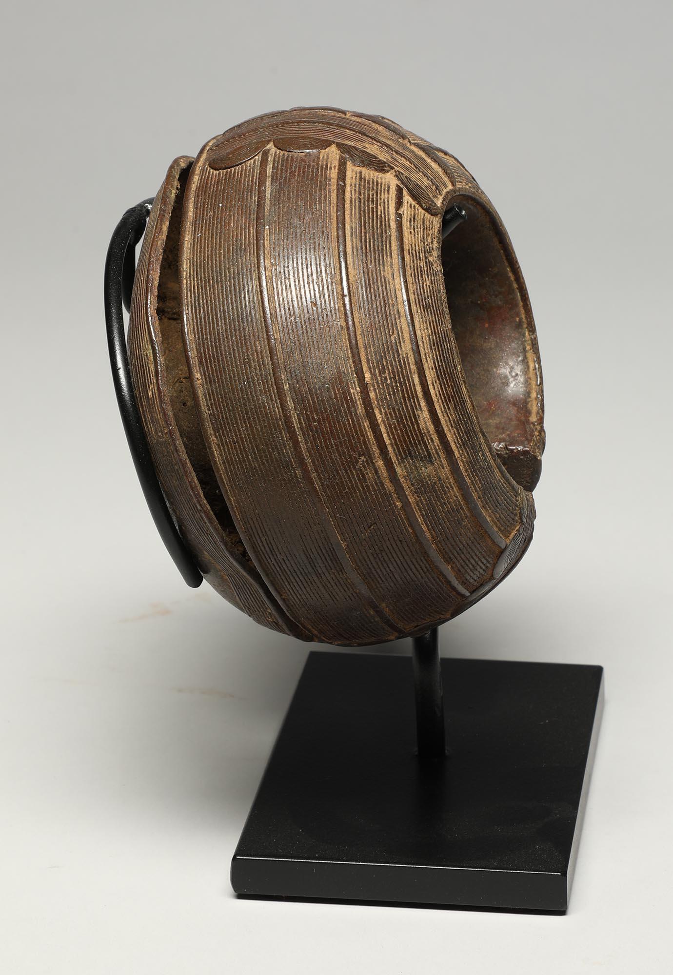Frühes 20. Jahrhundert Hohlfass-Armband aus fein gegossener Bronze in klassischer Skulpturform 1