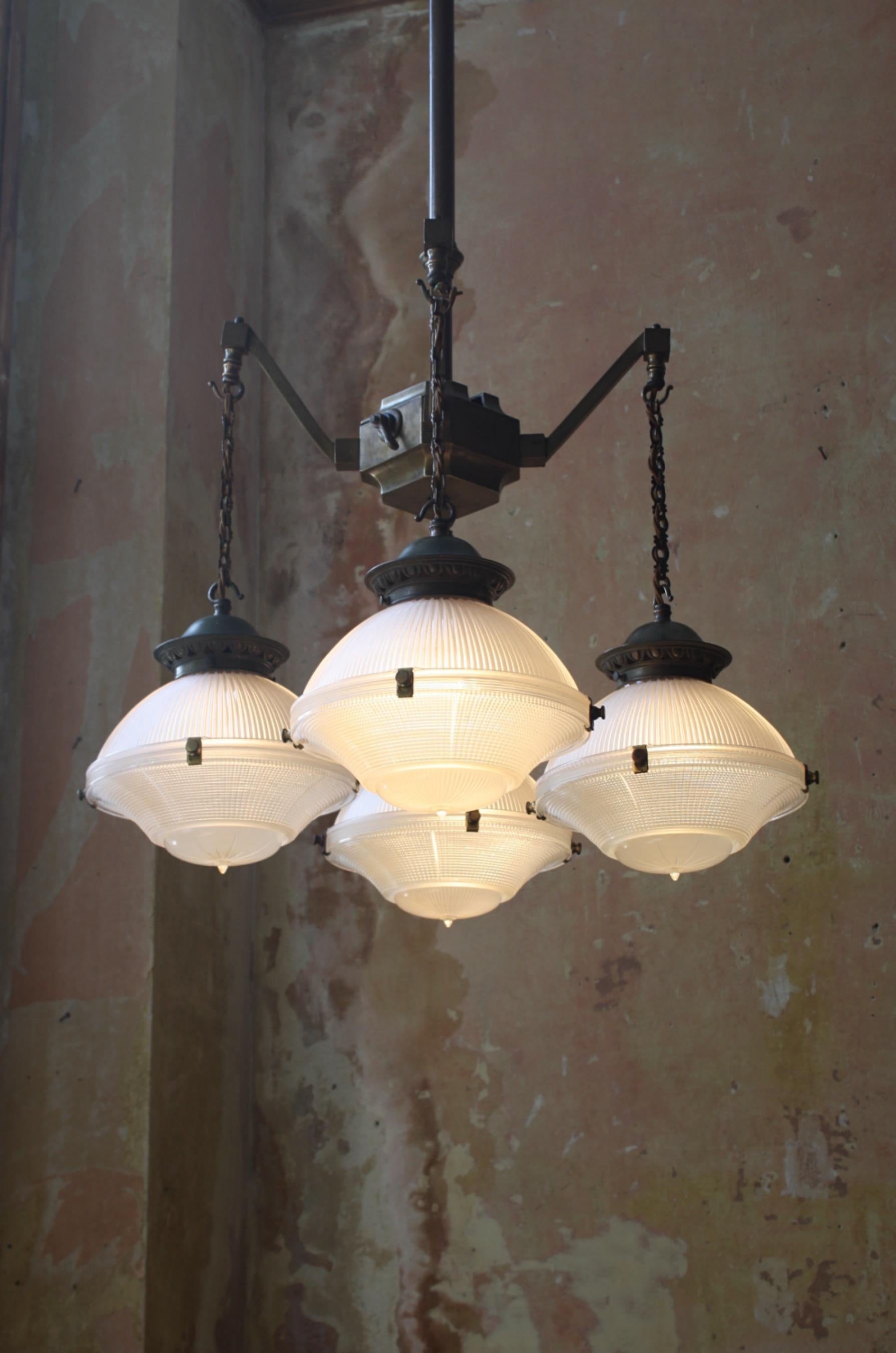 20ième siècle Début du 20ème siècle Chandelier Lanterne Pendentif en laiton médical Holophane  en vente