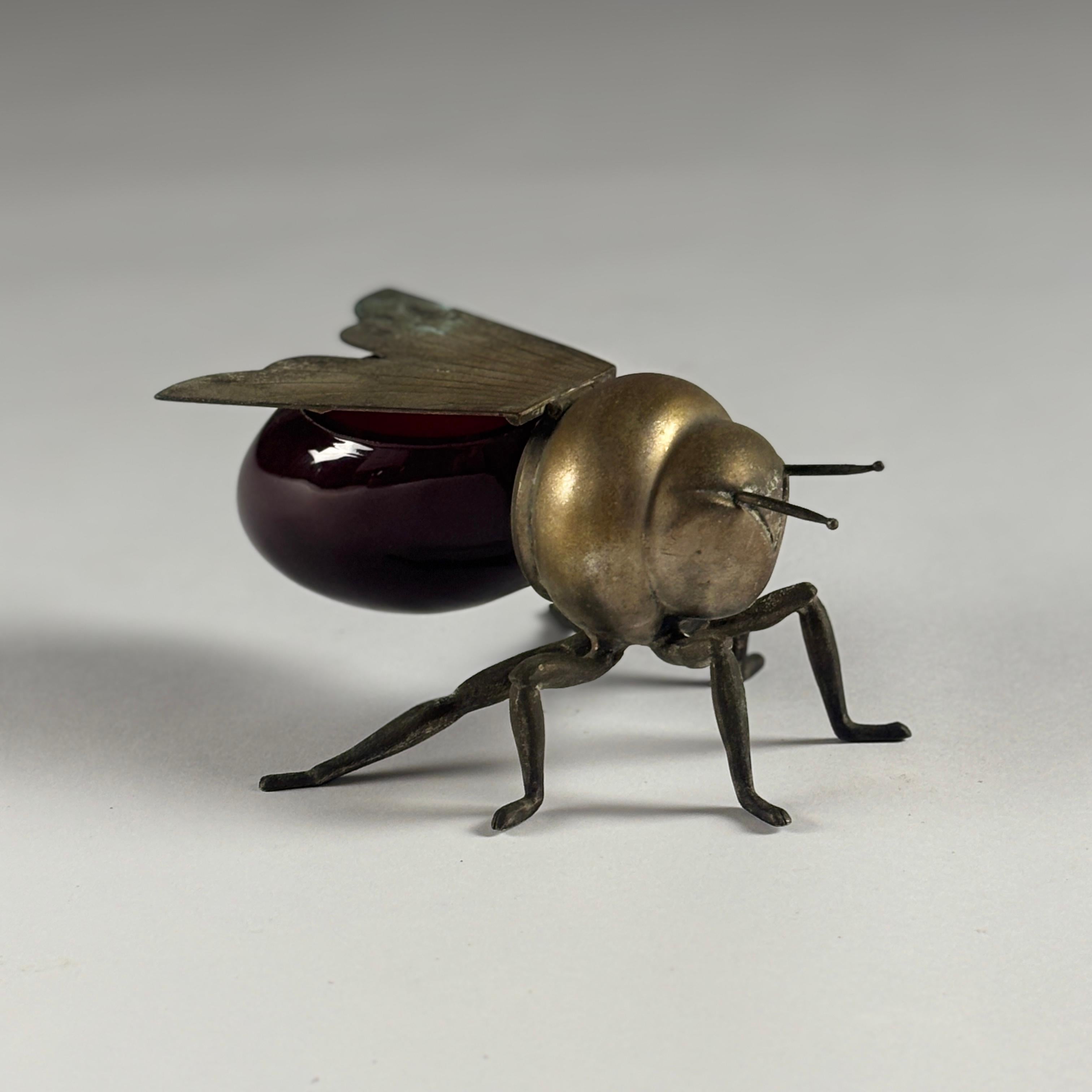 Pot à miel du début du 20e siècle en forme d'abeille, tête, ailes et pattes en métal argenté, corps en verre rouge. Terni et patiné. Probablement Mappin & Webb Circa 1930.
