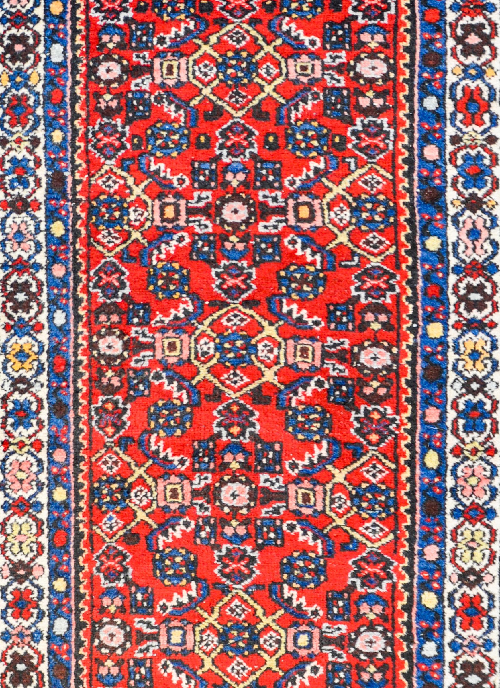 Teinture végétale Tapis de couloir Hosseinabad du début du XXe siècle en vente