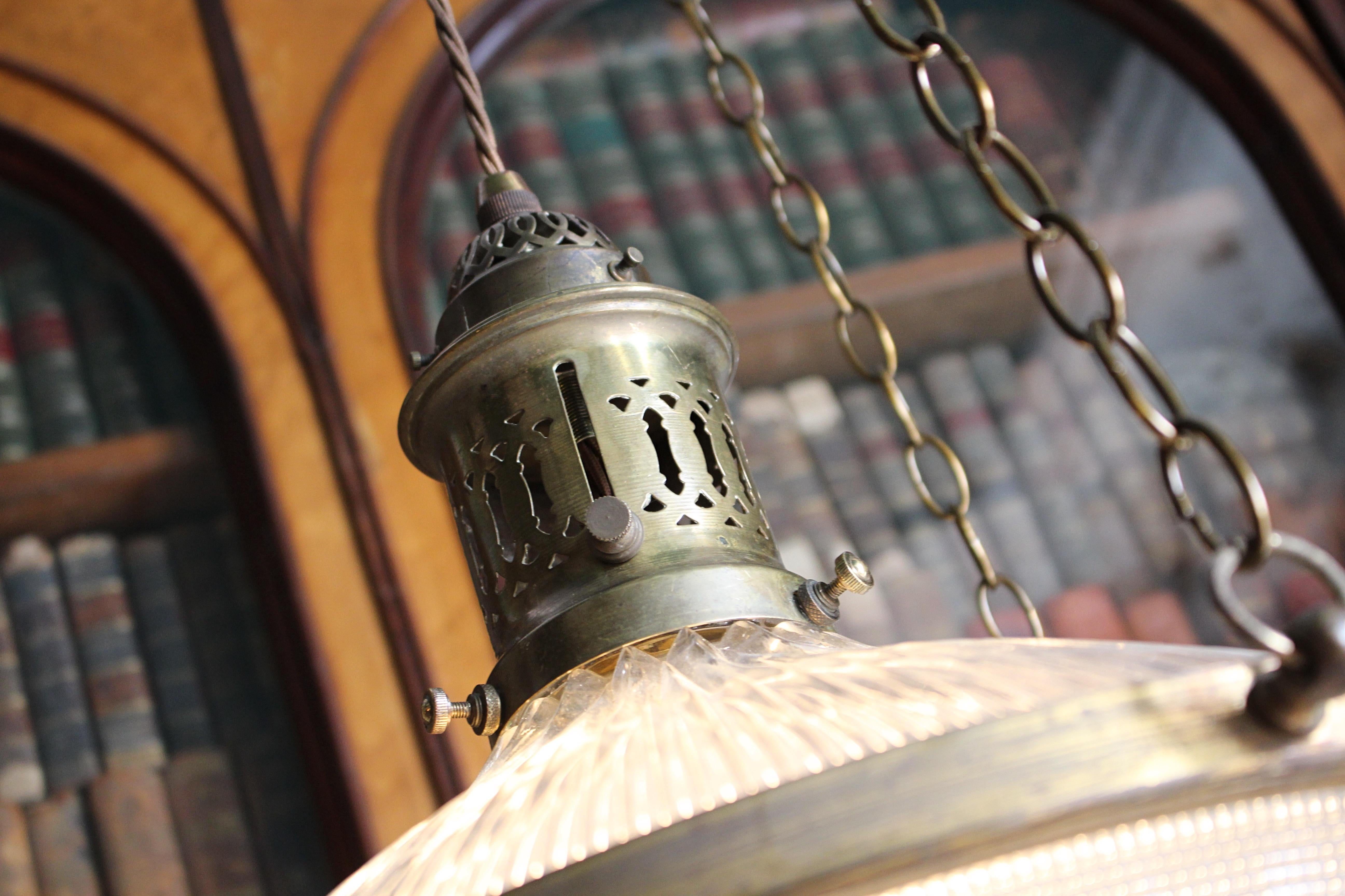20ième siècle Début du 20e siècle, énorme lampe suspendue en Holophane Blondel Stiletto en vente