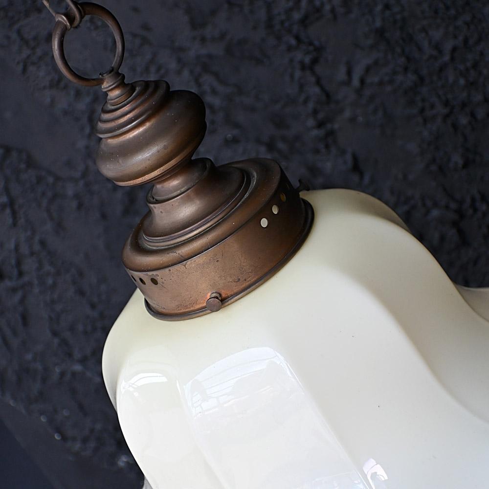 Großer Opalglas-Lampenschirm aus dem frühen 20. (Mitte des 20. Jahrhunderts) im Angebot