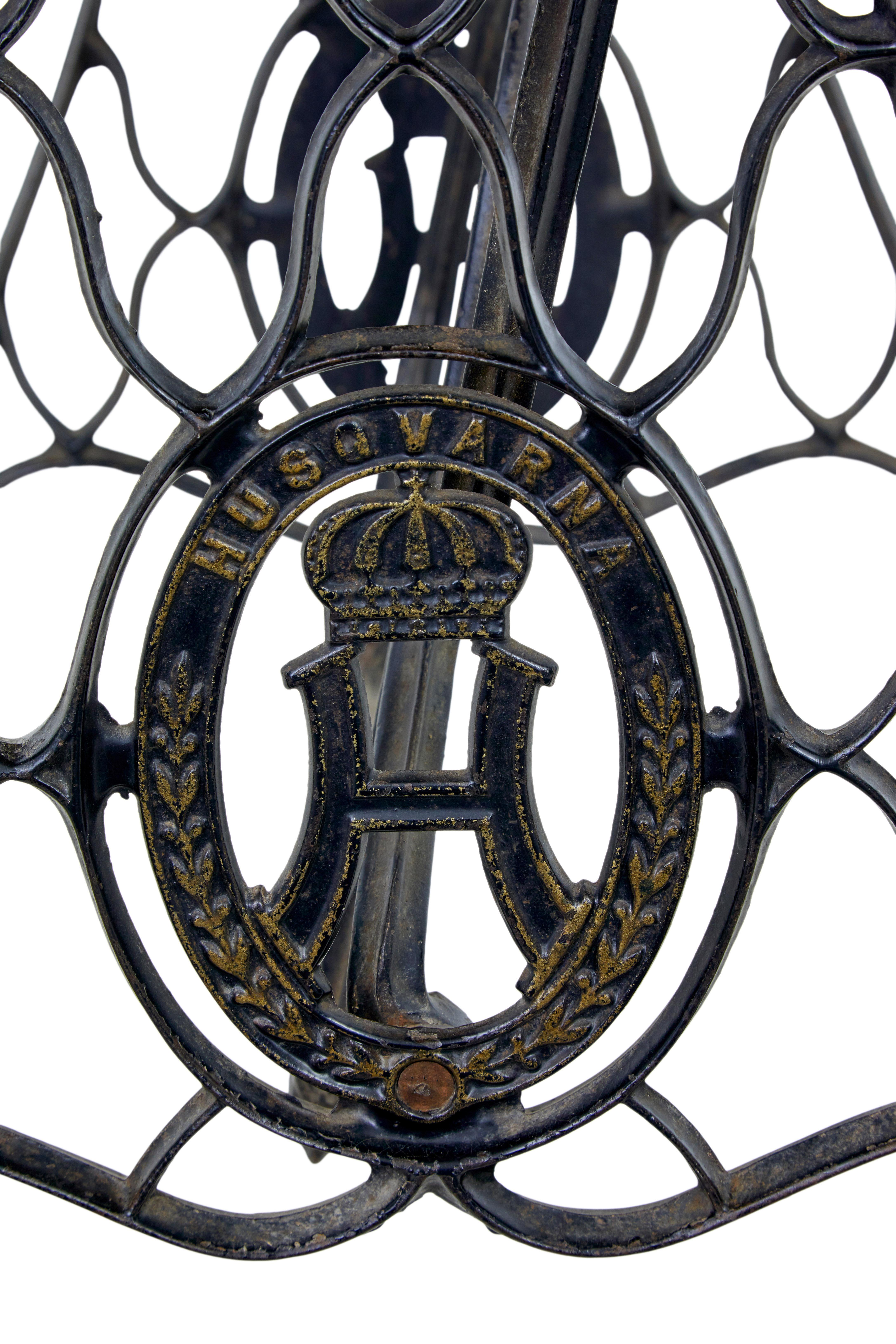 Tavolo occasionale Husqvarna dei primi del Novecento, circa 1910.

Qui abbiamo una base per tavolo da cucito in ghisa prodotta da husqvarna che è stata riutilizzata come tavolino.  Piano fisso in pino verniciato.

Questo tavolo può essere inserito