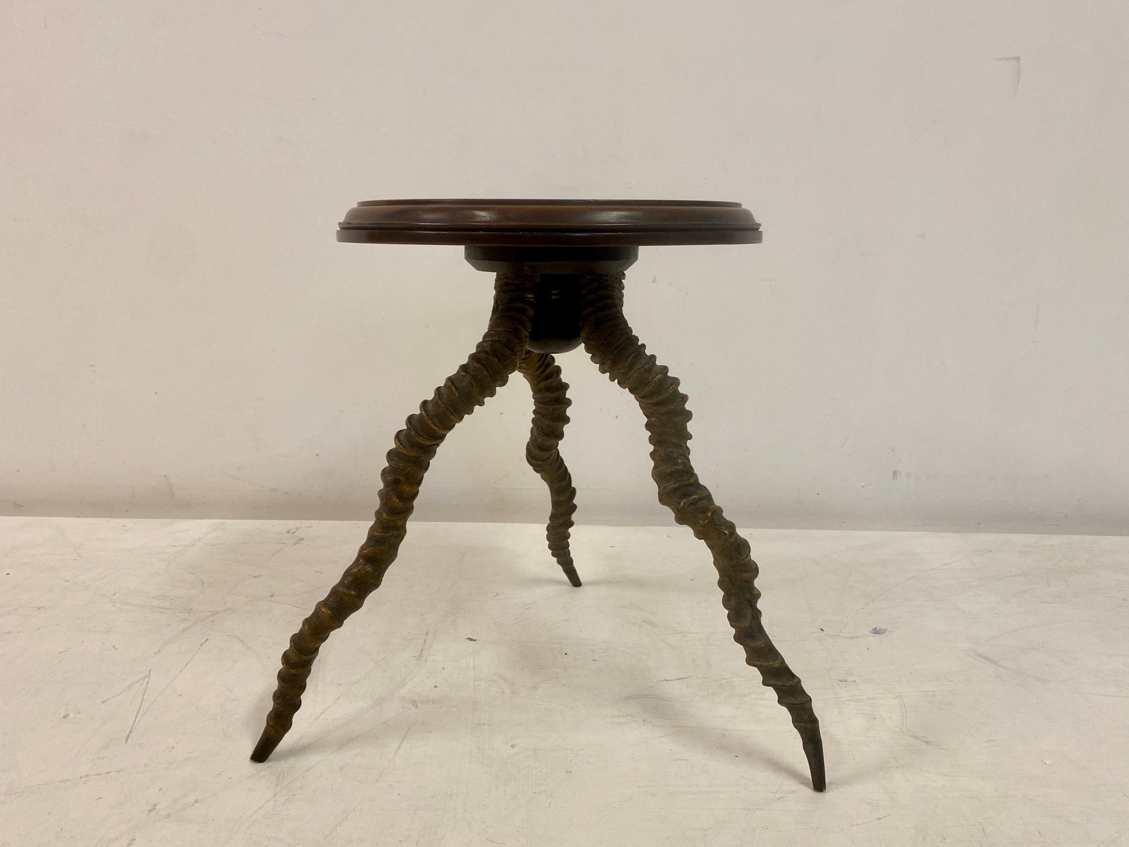 Side table

Indian rosewood top

Three legs made from impala horns

England, late 19th/early 20th Century.
