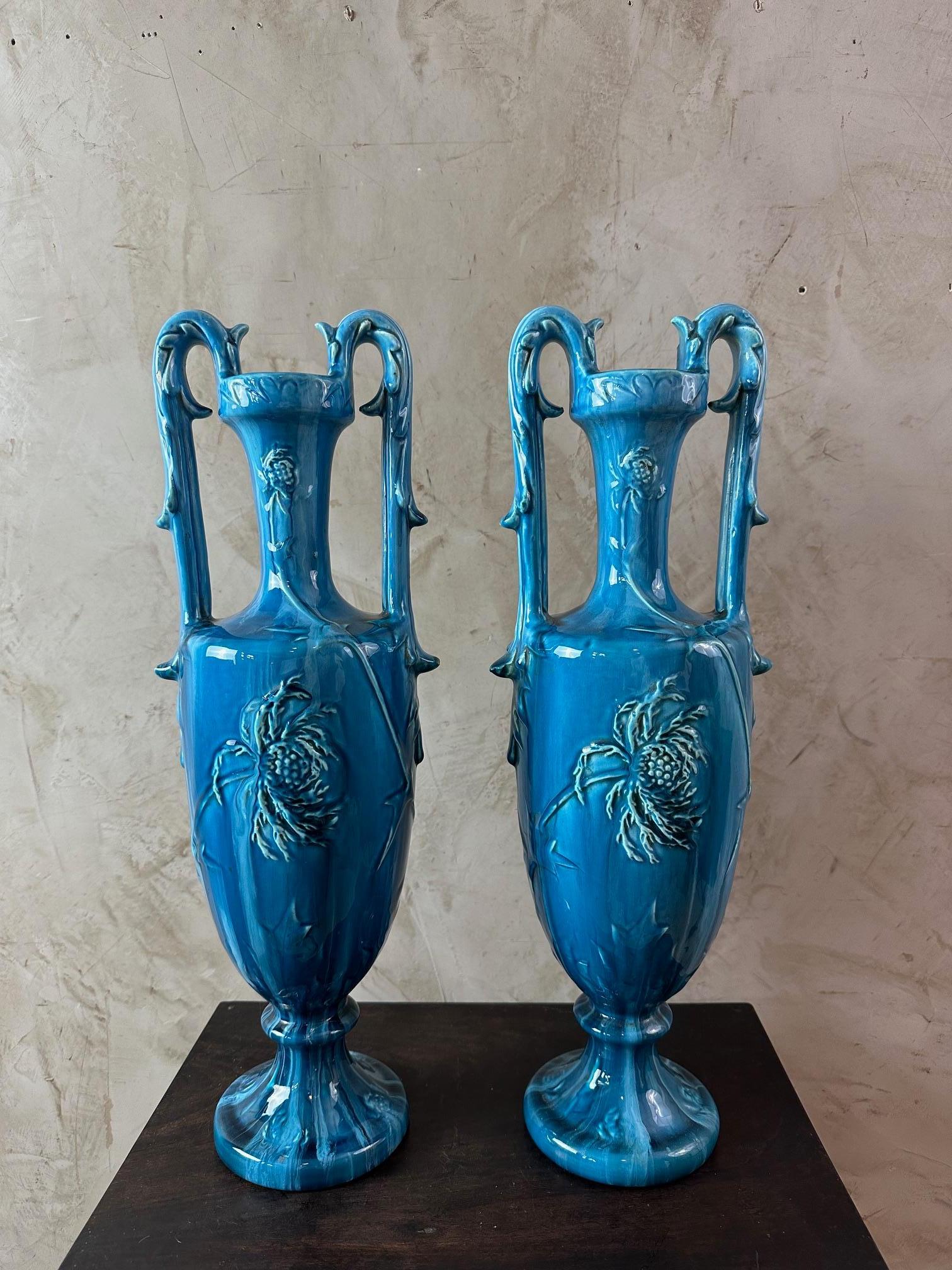 Bellissima e rara coppia di vasi in terracotta smaltata blu turchese risalenti all'inizio del XX secolo (1900-1910).
Bellissima forma medicea decorata con cardi. Nel gusto di Delphin Massier (non firmato). Etichetta del rivenditore Lyonnais