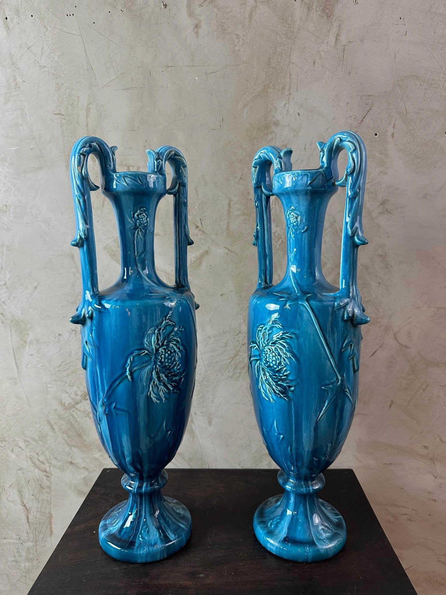 Francese Inizio XX secolo Nel gusto di Delphin Massier Coppia di vasi di faience in vendita