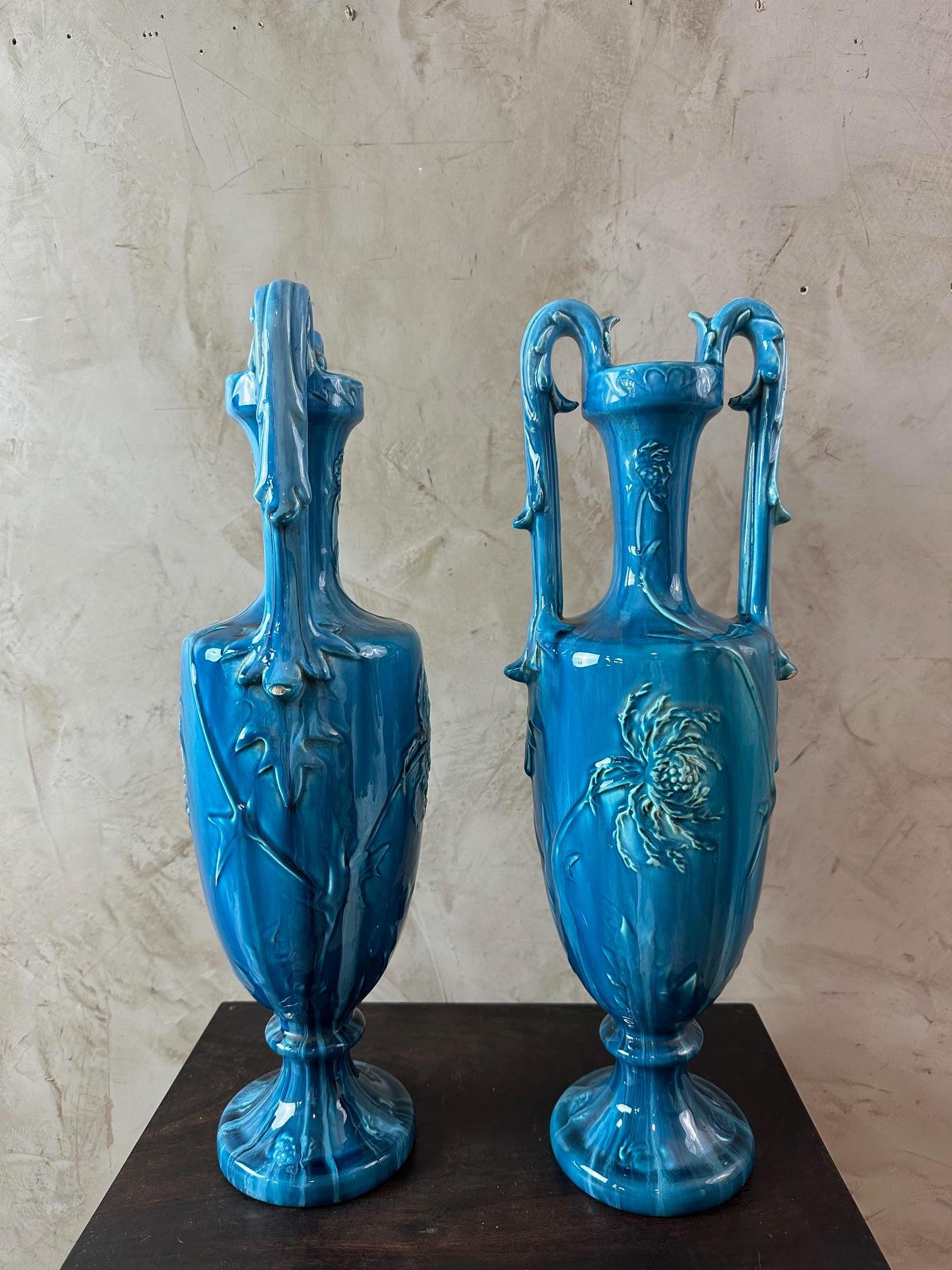 Faenza Inizio XX secolo Nel gusto di Delphin Massier Coppia di vasi di faience in vendita