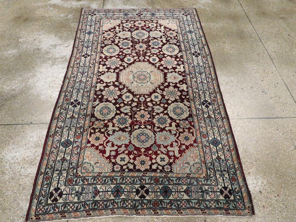 Tapis d'accent antique indien Agra. Voici une copie parfaite d'un atelier indien du nord, avec une pile plus longue, d'un Baku Chila caucasien, jusqu'au fond noir et aux accents bleu clair. Le médaillon ivoire est assorti aux coins des quarts et le
