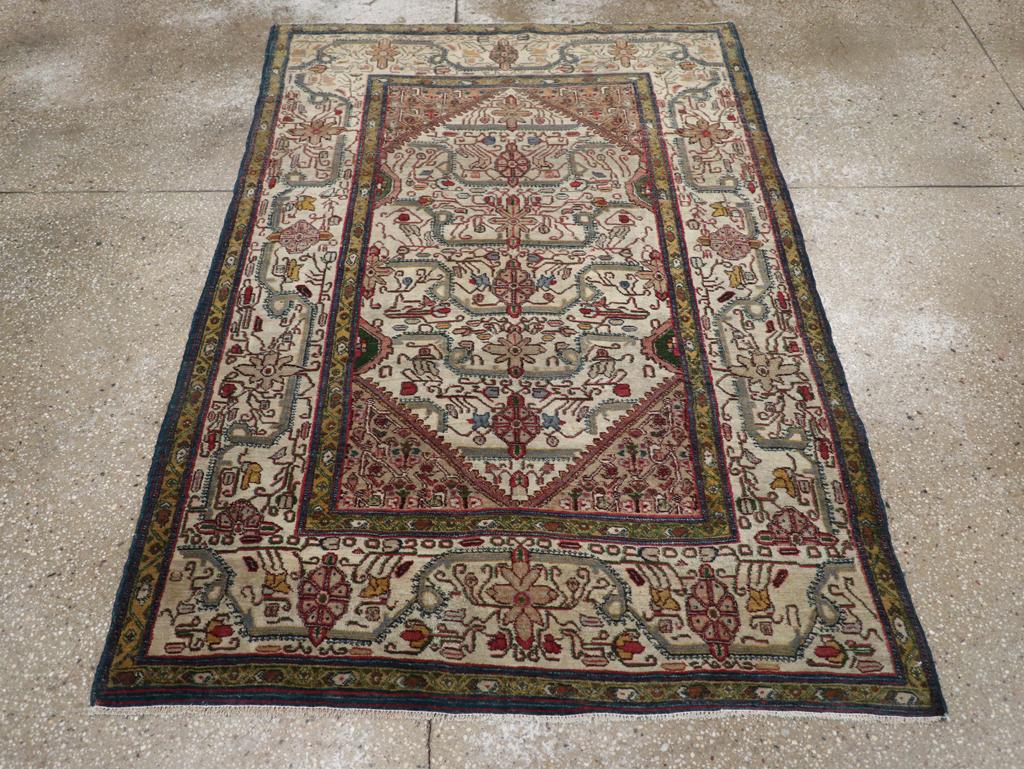 Un antico tappeto indiano Agra. La decorazione del sottocampo avorio e del bordo avorio abbinato, che presenta un viticcio contorto e serpeggiante da cui spuntano palmette lisce e ottiche, è presa in prestito dai tappeti Jozan dell'area di