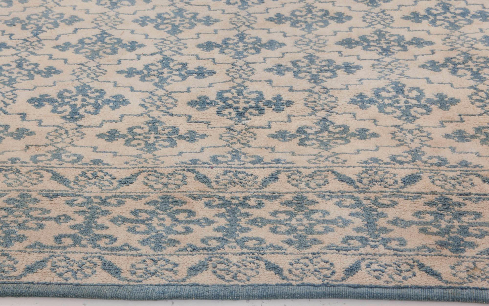 Early 20th Century Indian Agra Blue White Rug In Good Condition For Sale In New York, NY