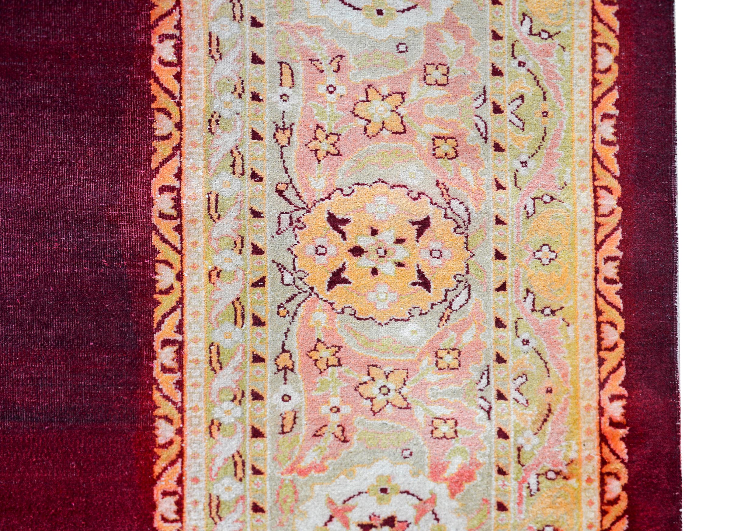 Early 20th Century Indian Agra Rug In Good Condition For Sale In Chicago, IL