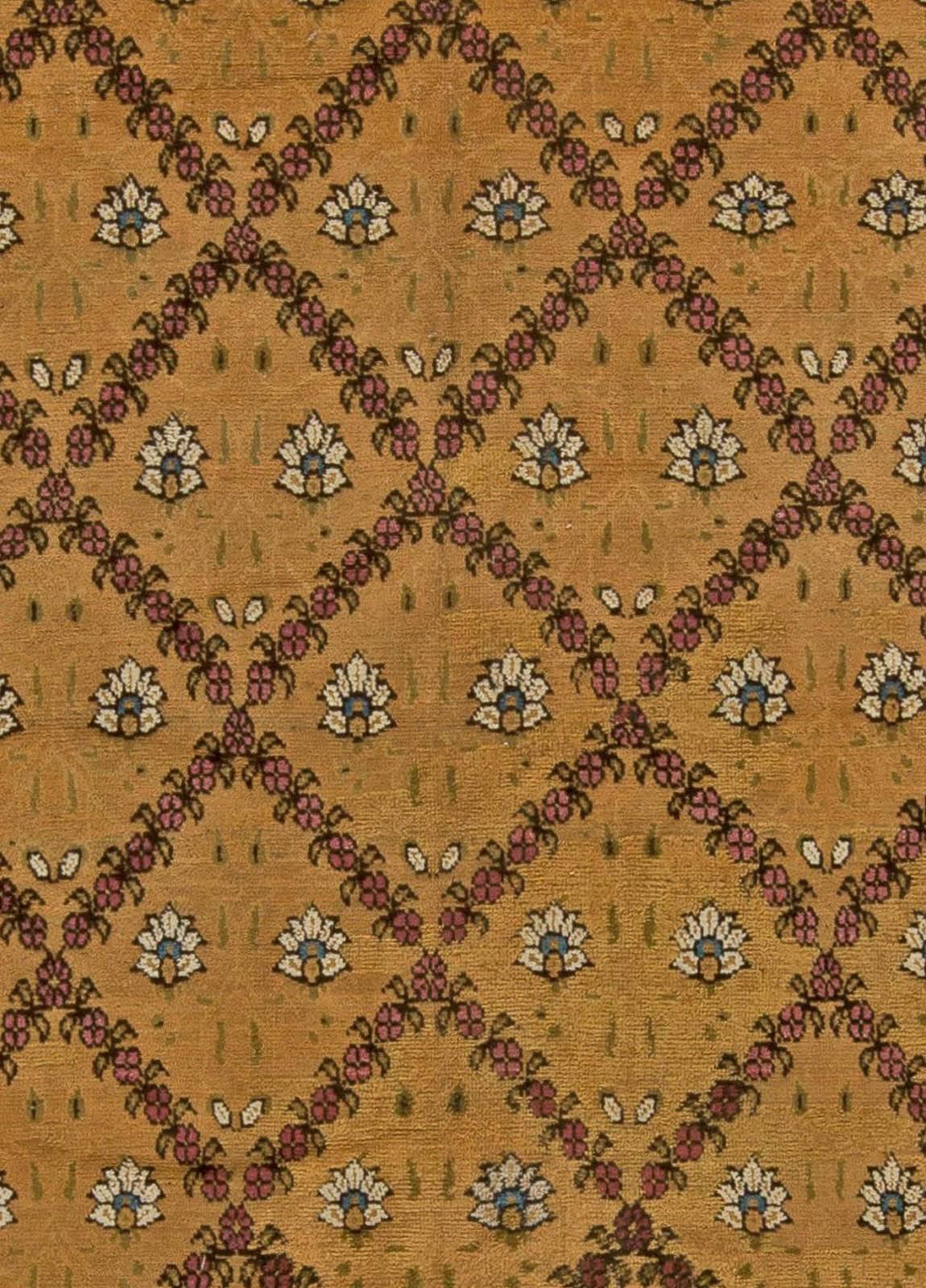 Early 20th century Indian botanic design handmade wool rug.
Size: 11'7