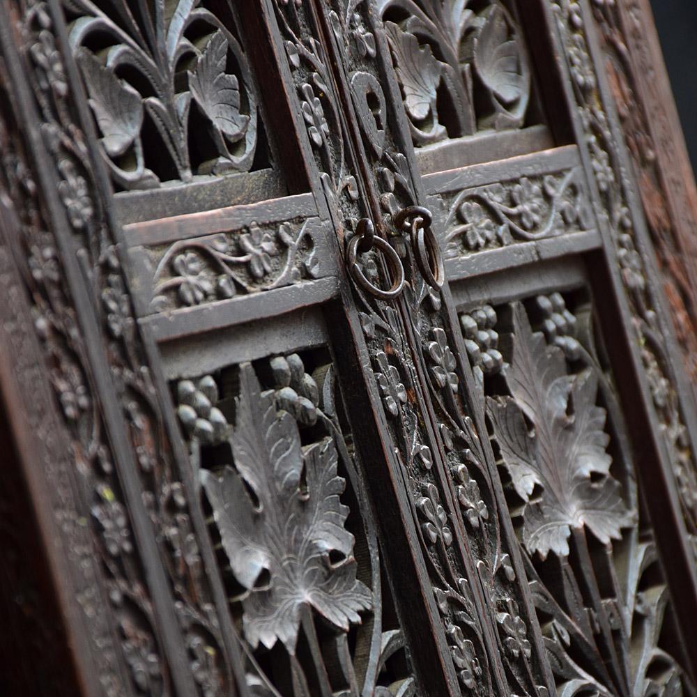 Début de l'époque victorienne Table indienne sculptée du début du 20e siècle en vente