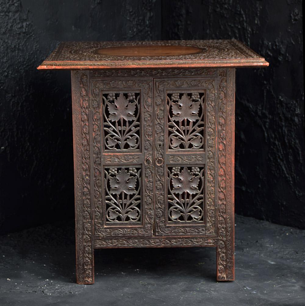 Indischer geschnitzter Tisch des frühen 20. Jahrhunderts (Holz) im Angebot