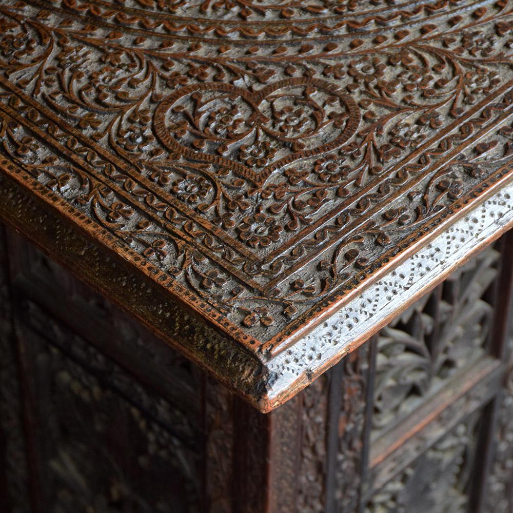 Bois Table indienne sculptée du début du 20e siècle en vente