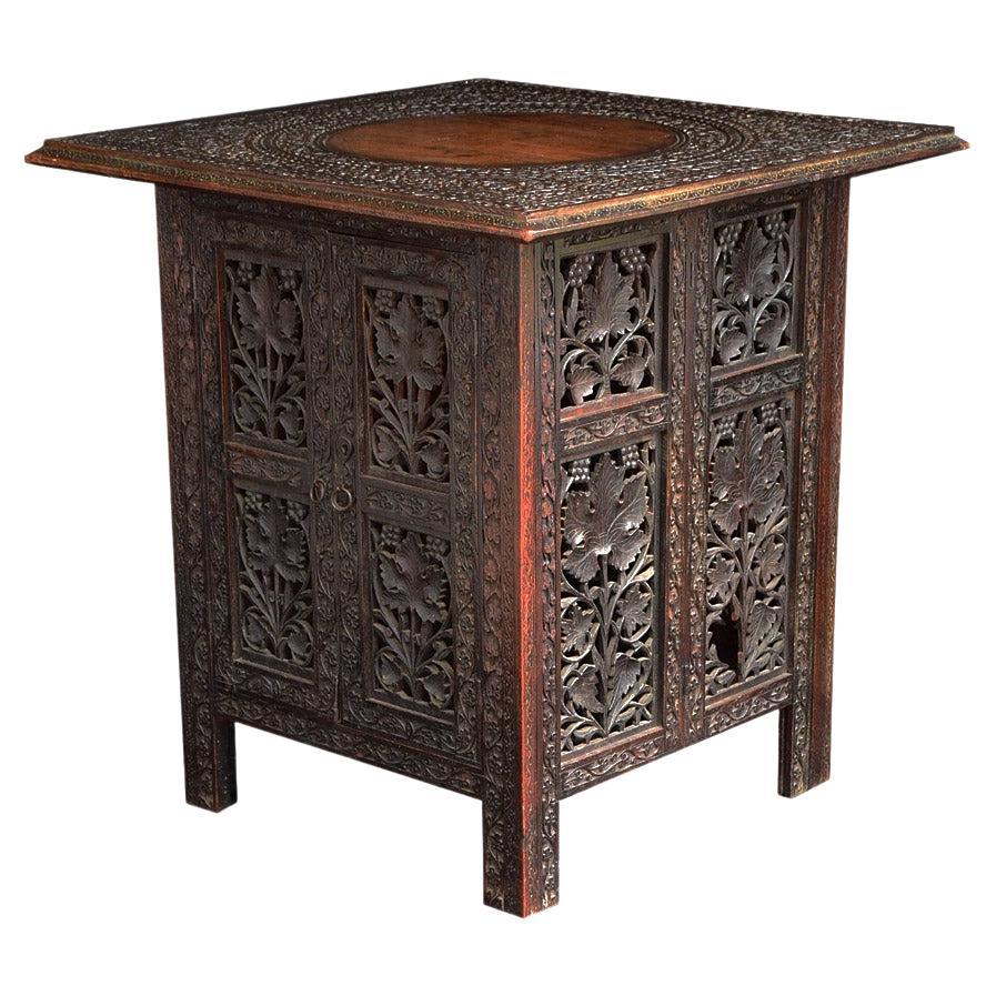 Table indienne sculptée du début du 20e siècle en vente